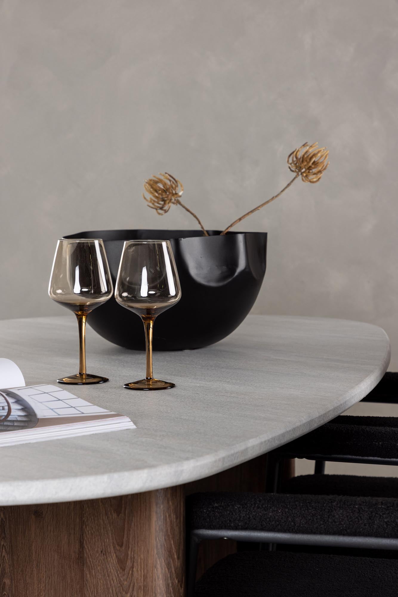 Stilvolles Grönvik Esszimmerset mit modernem Design und hohem Komfort. Ideal für gesellige Abende mit Familie und Freunden.