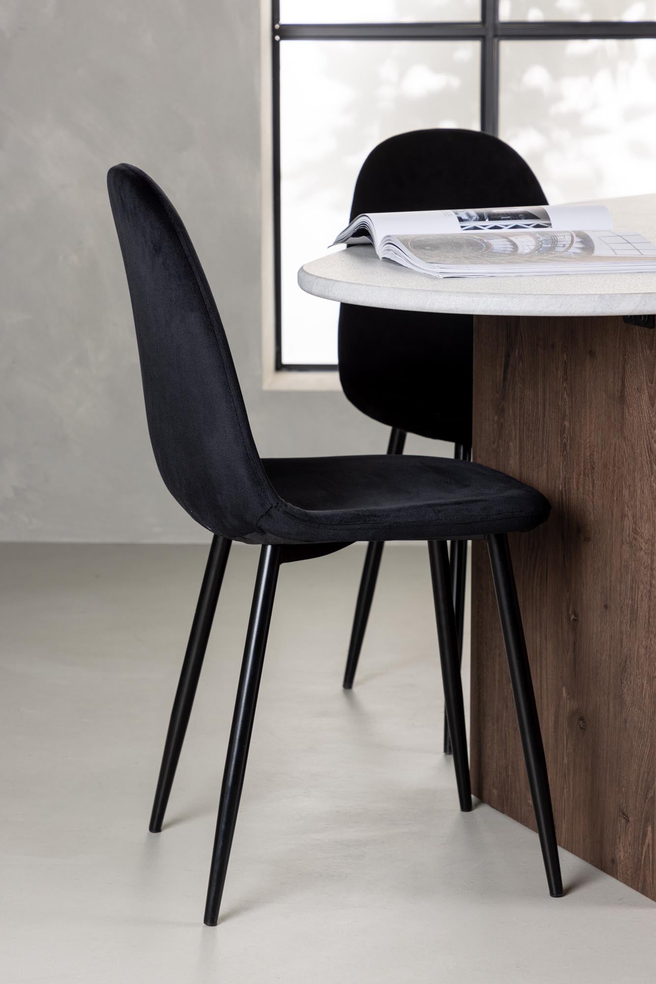 Stilvolles Esszimmerset mit ovalem Marmortisch und luxuriösen Samtstühlen für unvergessliche Dinner und gesellige Runden.