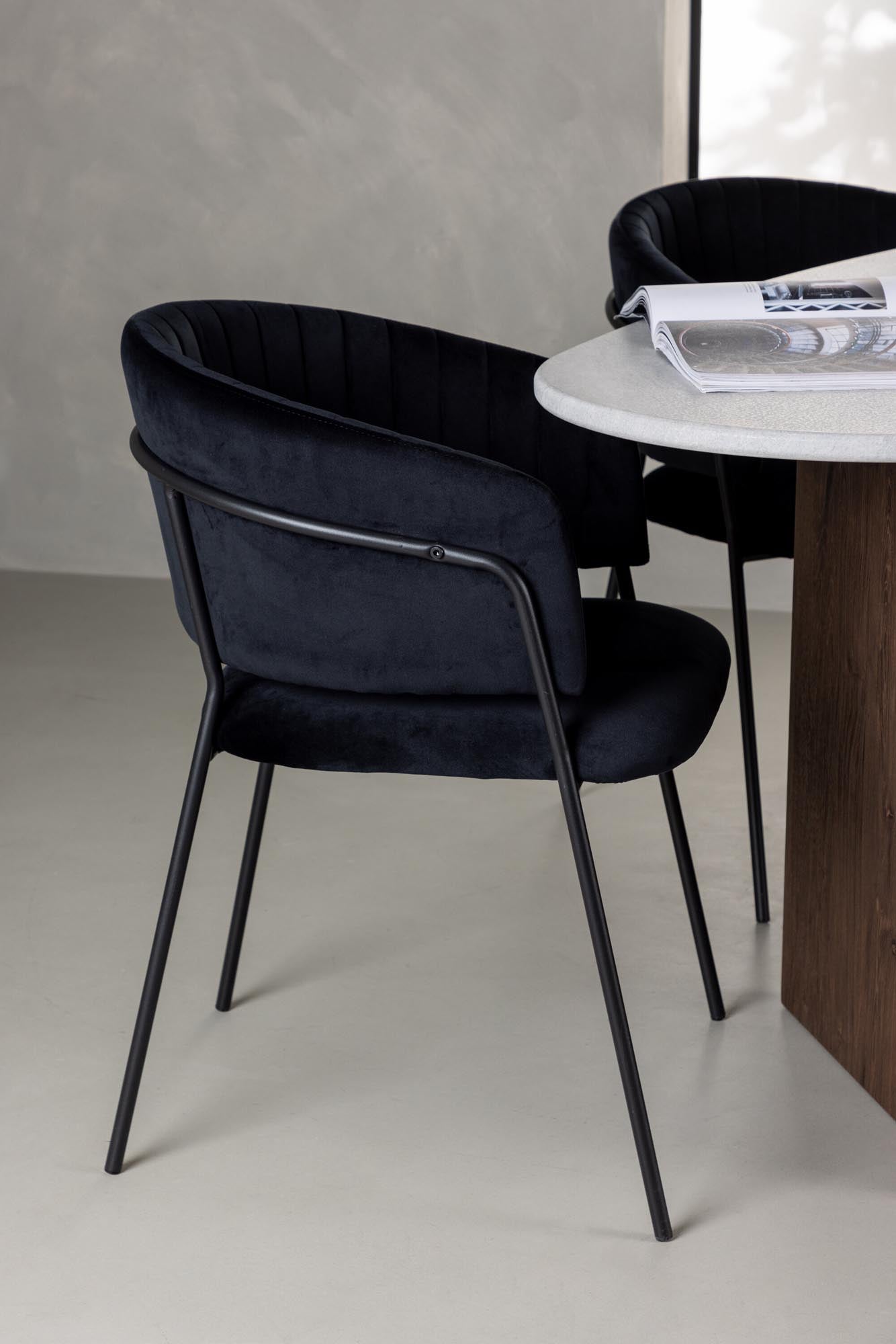 Stilvolles Grönvik Esszimmerset: Ovaler Tisch mit eleganter MDF-Oberfläche und 4 luxuriösen Selma Samtstühlen für einladende Essmomente.