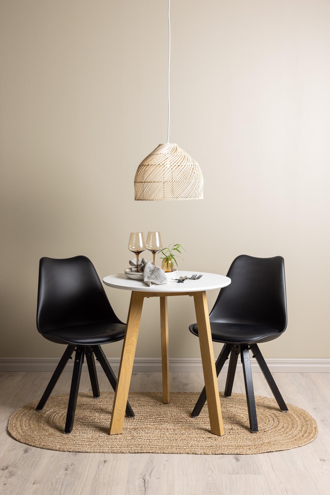 Gestalten Sie Ihr Esszimmer mit dem Leonora Esszimmerset + Zeno von Venture Home. Moderner Tisch und bequeme Stühle für stilvolle Momente.