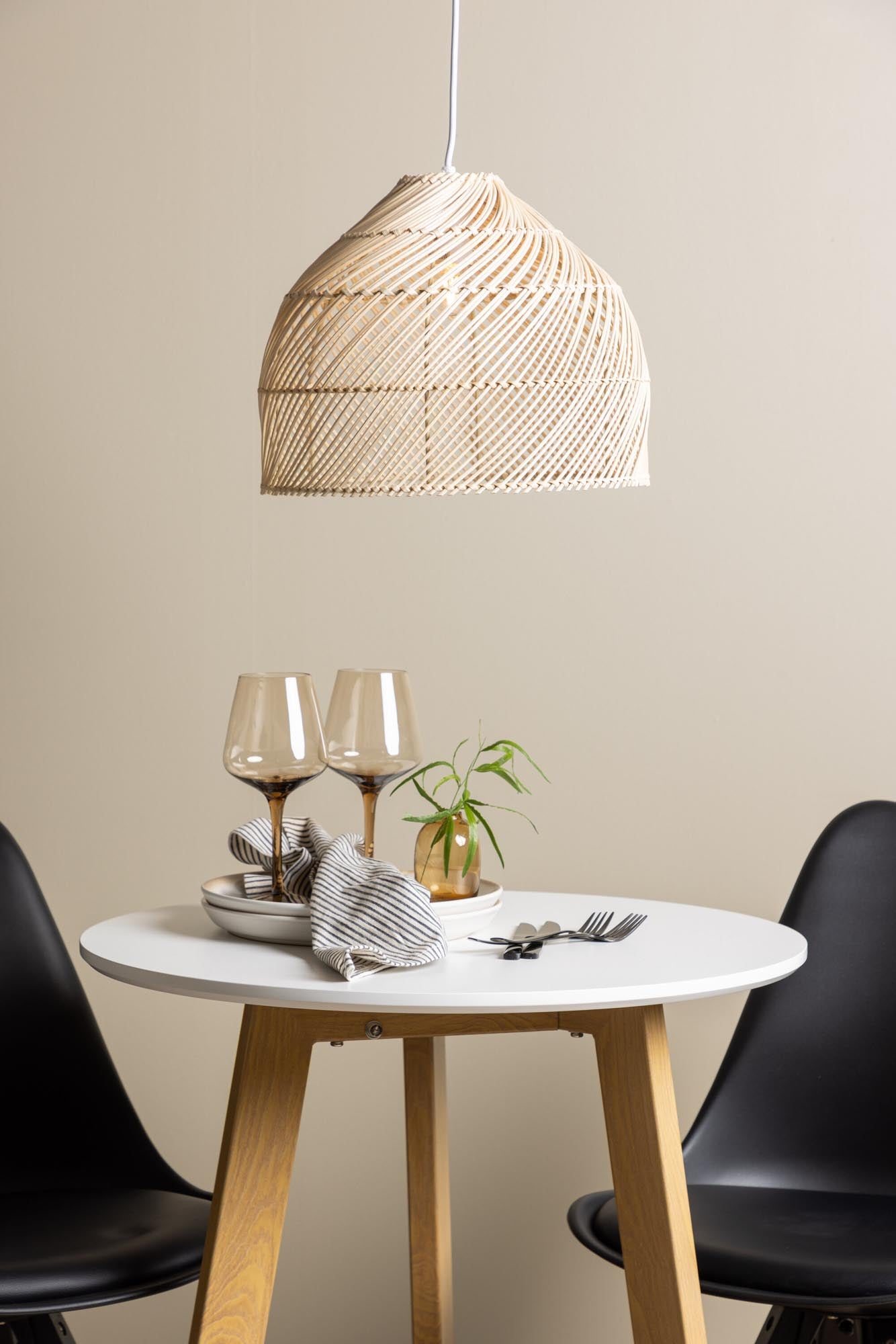 Gestalten Sie Ihr Esszimmer mit dem Leonora Esszimmerset + Zeno von Venture Home: Moderner Tisch und bequeme Stühle für unvergessliche Momente.