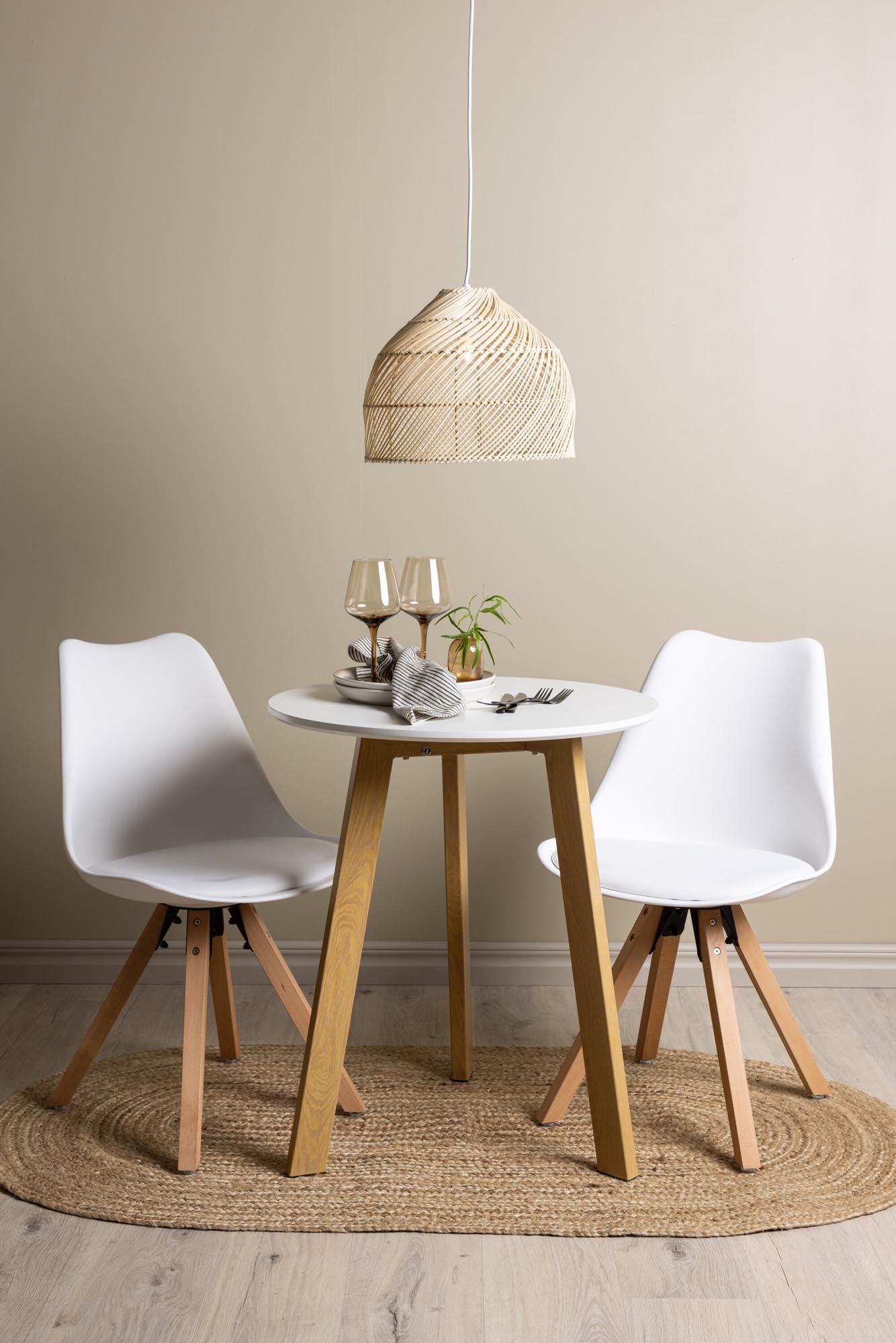 Modernes Leonora Set mit Zeno Tisch, perfekt für stilvolle Esszimmer.