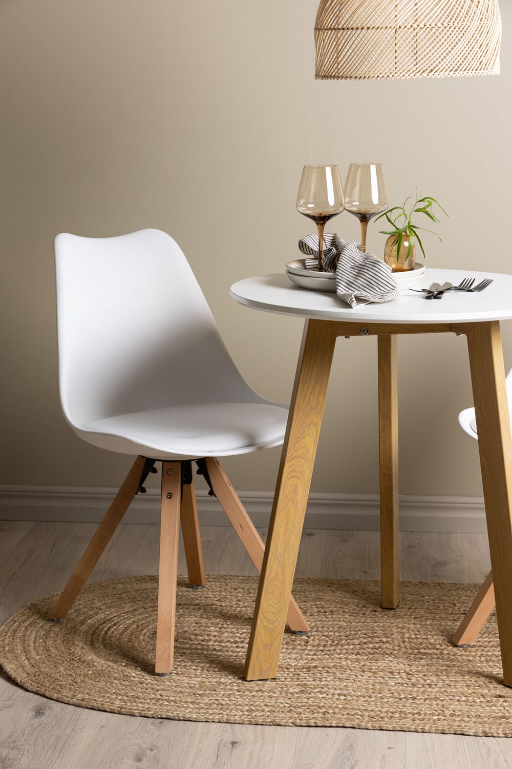 Leonora Esszimmerset + Zeno ⌀65cm/2St. in Natur, Weiss präsentiert im Onlineshop von KAQTU Design AG. Esszimmerset ist von Venture Home