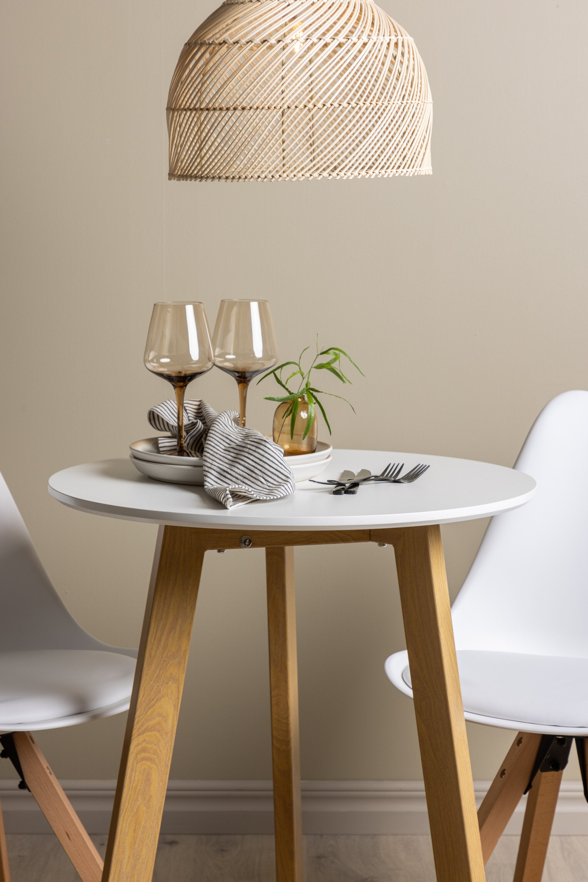 Leonora Esszimmerset + Zeno ⌀65cm/2St. in Natur, Weiss präsentiert im Onlineshop von KAQTU Design AG. Esszimmerset ist von Venture Home
