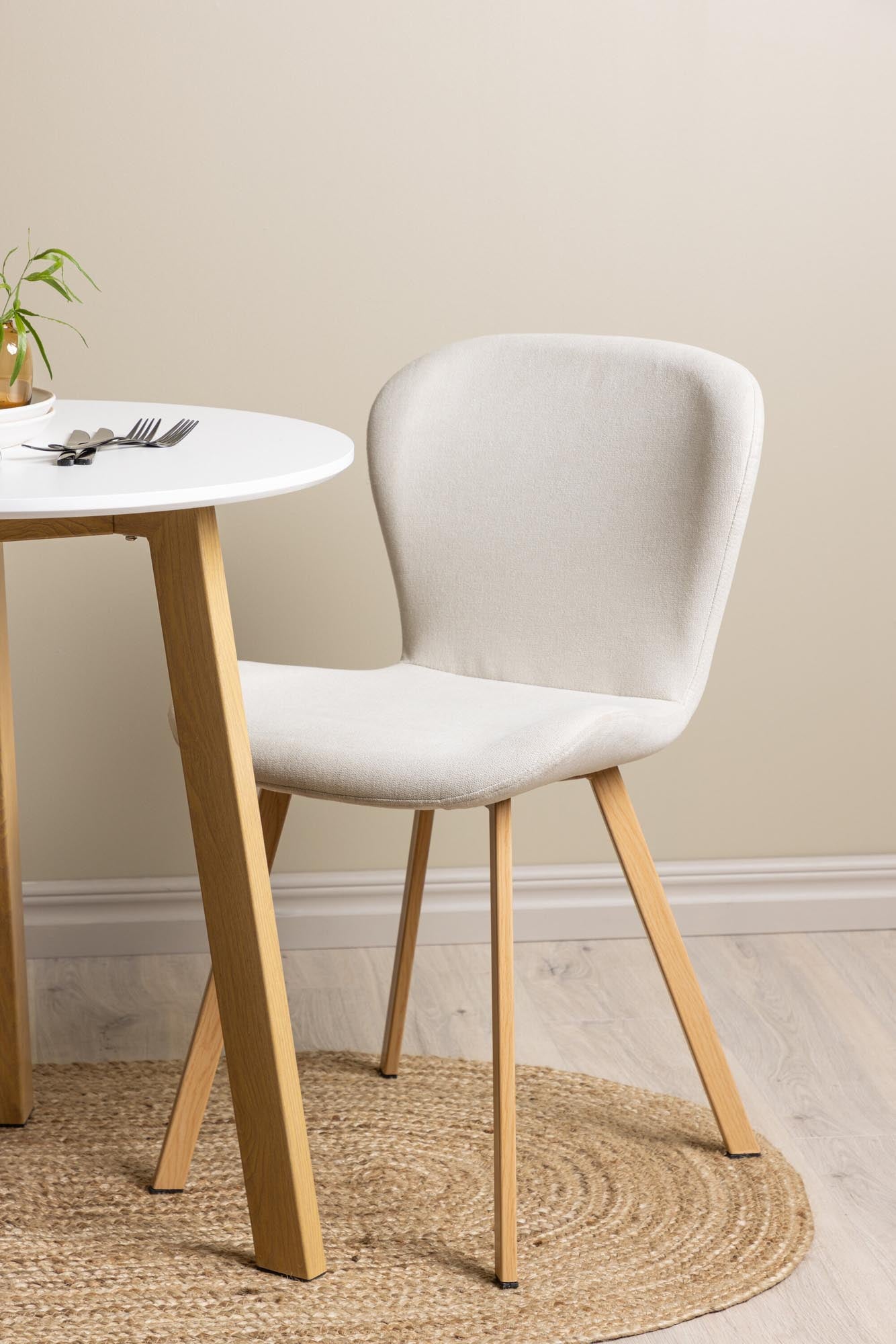 Elegantes Leonora Set mit Lilja Tisch, ideal für zeitgemässe Räume.