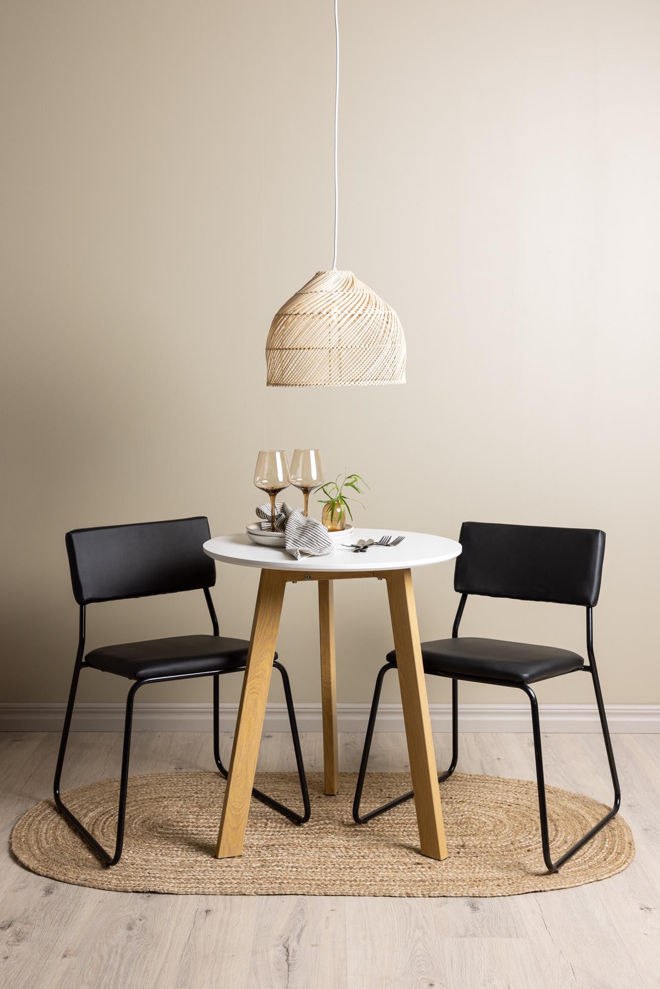 Elegantes Esszimmerset: Weisser MDF-Tisch, Eichenoptik, Kenth-Stühle aus PU-Leder, ideal für moderne Räume.