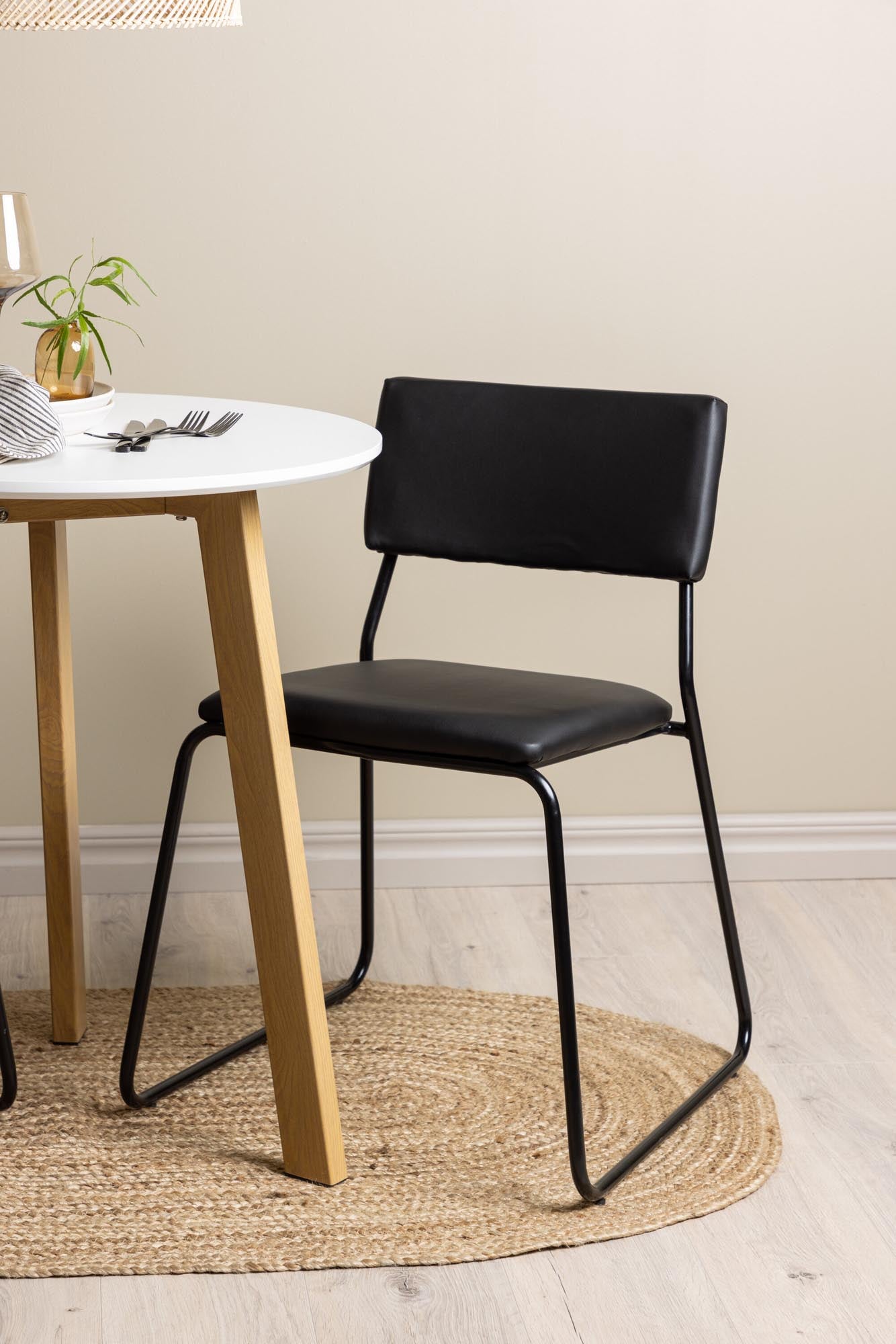 Stilvolles Esszimmerset: Runder MDF-Tisch in Weiß, Eichenholzgestell, bequeme Kenth-Stühle aus strapazierfähigem PU-Leder, perfekt für jedes Zuhause.