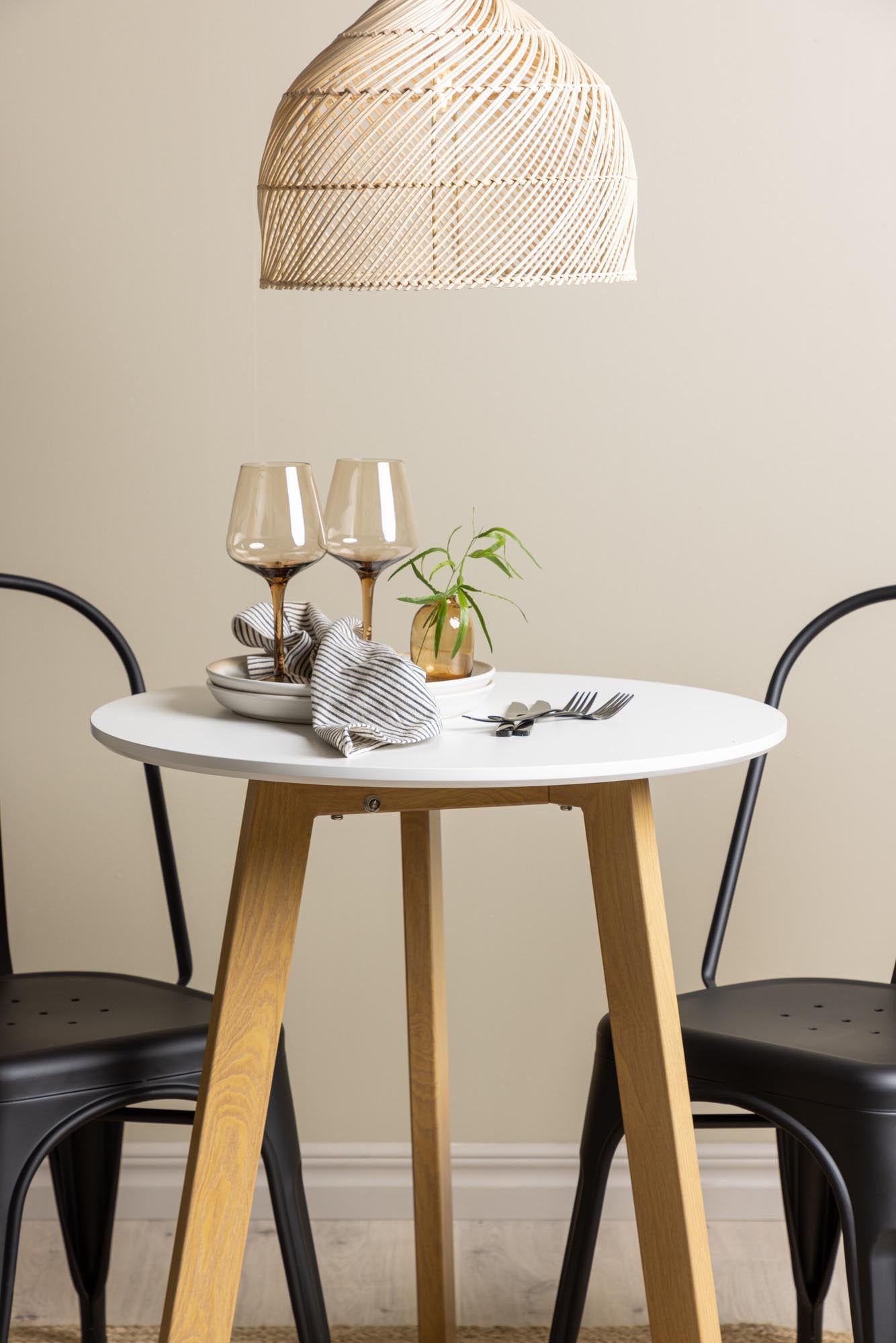 Eleganter Leonora Esstisch von Venture Home für stilvolle Mahlzeiten.