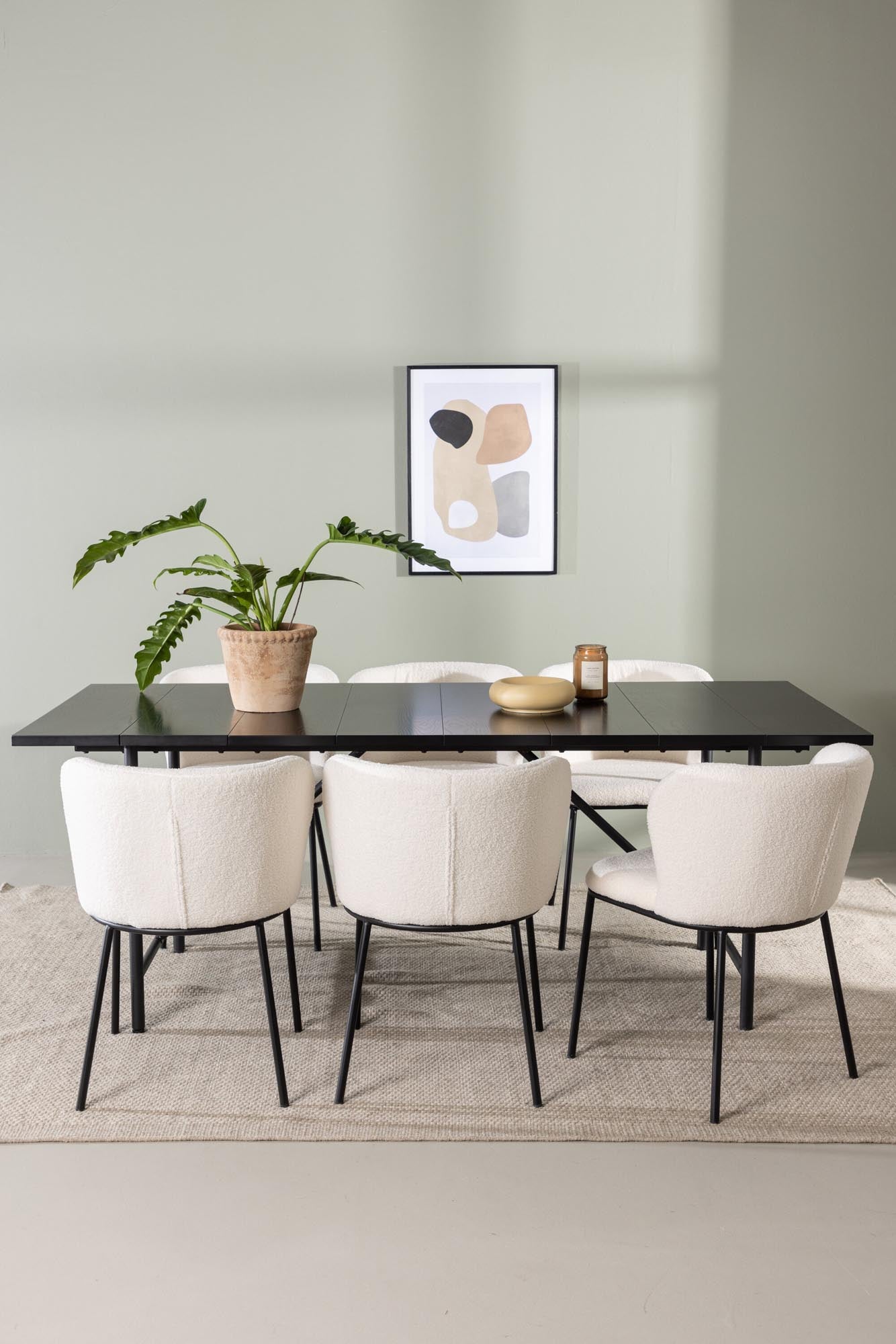 Stilvolles Esszimmerset: Astrid Tisch (200x75cm) mit mattschwarzer Platte & Edina Stühle in weissem Bouclé, skandinavisches Design.