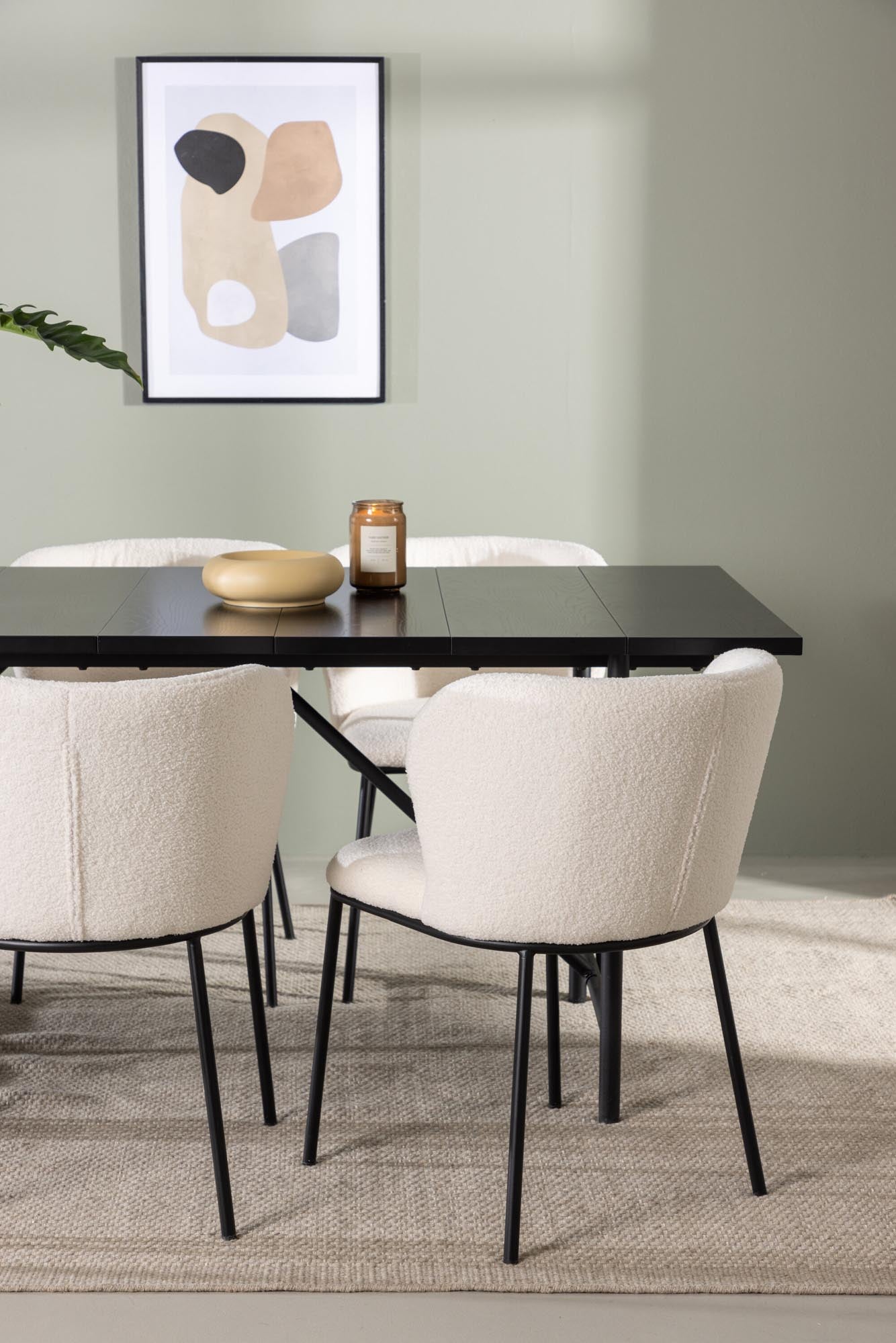 Elegantes Esszimmerset: Der Astrid Tisch (200x75cm) mit pflegeleichter mattschwarzer Oberfläche und Edina Stühle aus weichem Bouclé-Stoff vereinen Komfort und skandinavischen Stil.