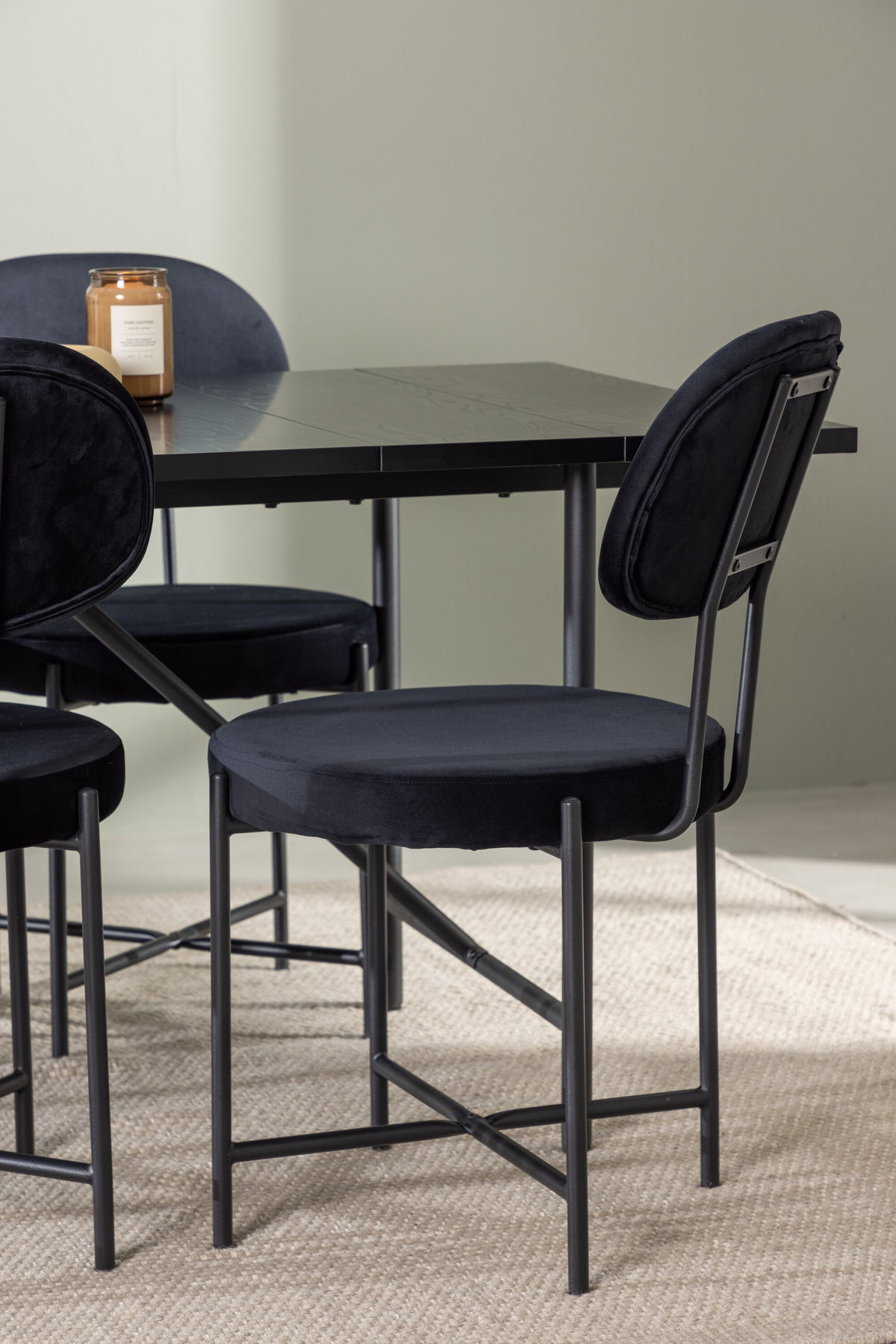 Astrid Esszimmerset + Stella 200cm/6St. in Schwarz präsentiert im Onlineshop von KAQTU Design AG. Esszimmerset ist von Venture Home