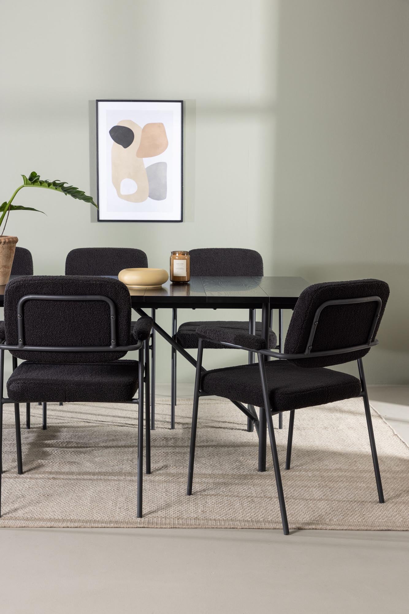 Stilvolles Esszimmerset für 6 Personen, kombiniert skandinavisches Design mit hochwertigen Materialien für einladende Dinnererlebnisse.