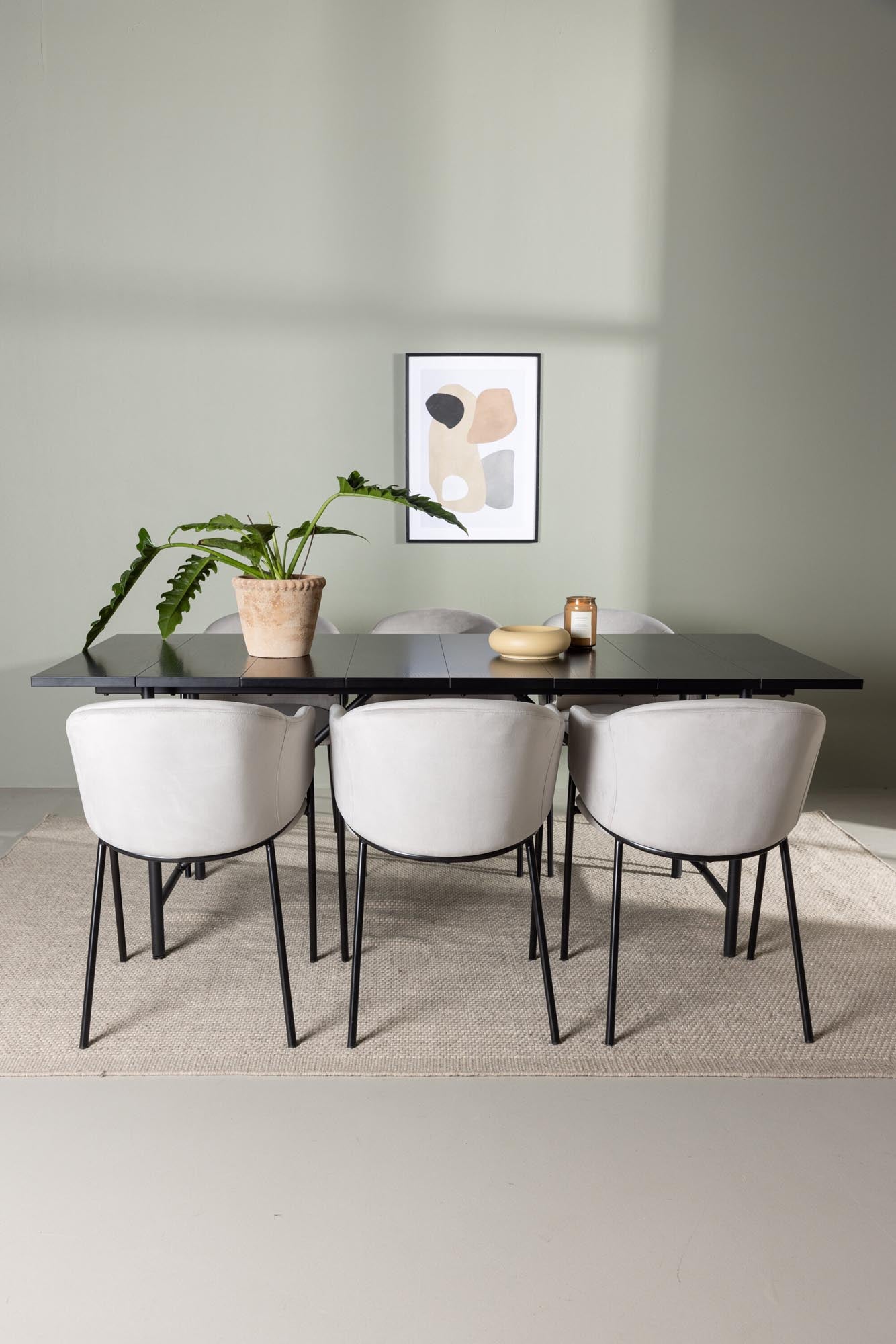 Elegantes Esszimmerset: Schwarzer Tisch (200x75 cm) mit robustem Stahlgestell, hellgraue Samtstühle, stilvoll und funktional.