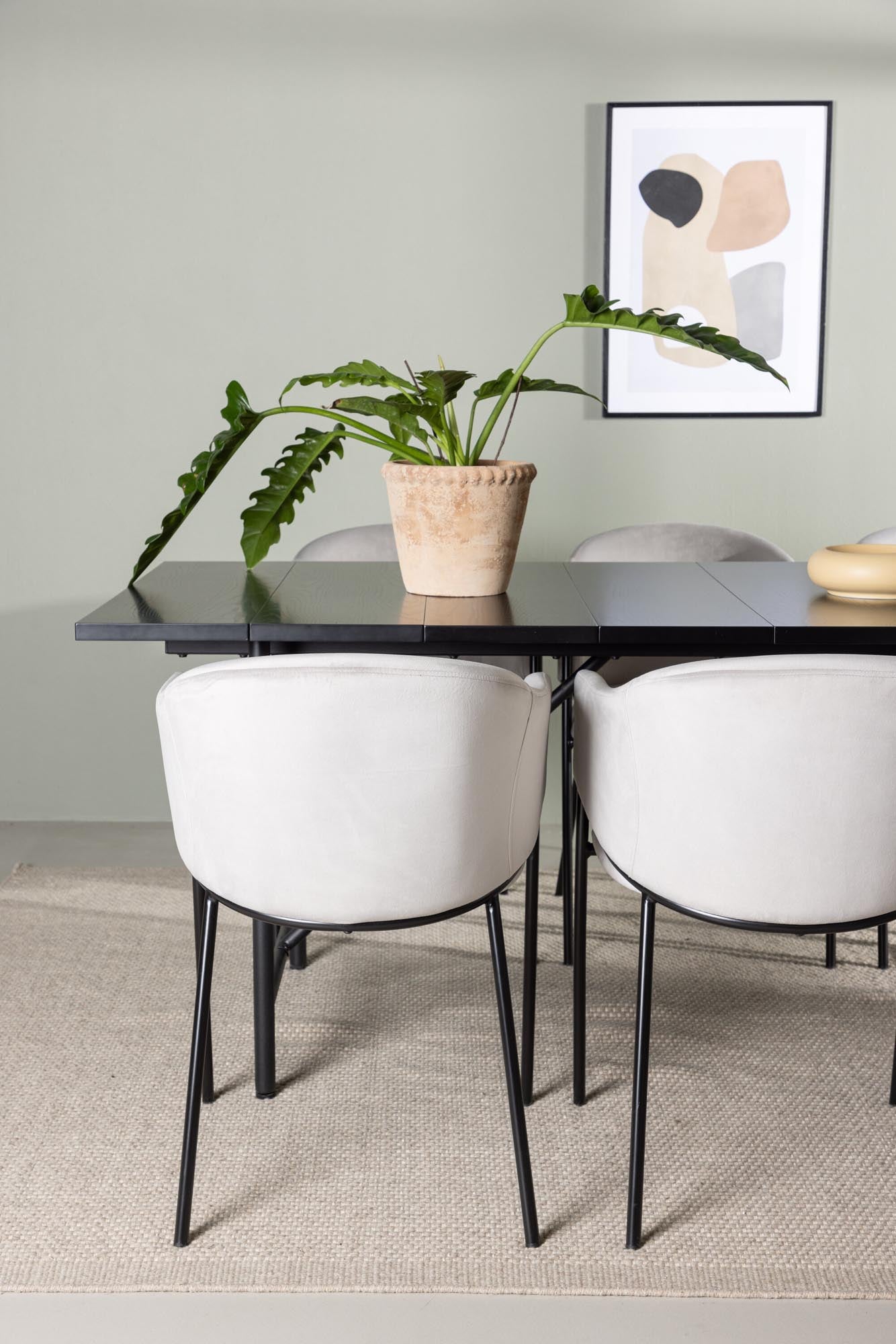 Stilvolles Esszimmerset: Mattschwarzer Tisch (200x75 cm) mit stabiler Stahlbasis, ergänzt durch elegante hellgraue Samtstühle für höchsten Komfort.