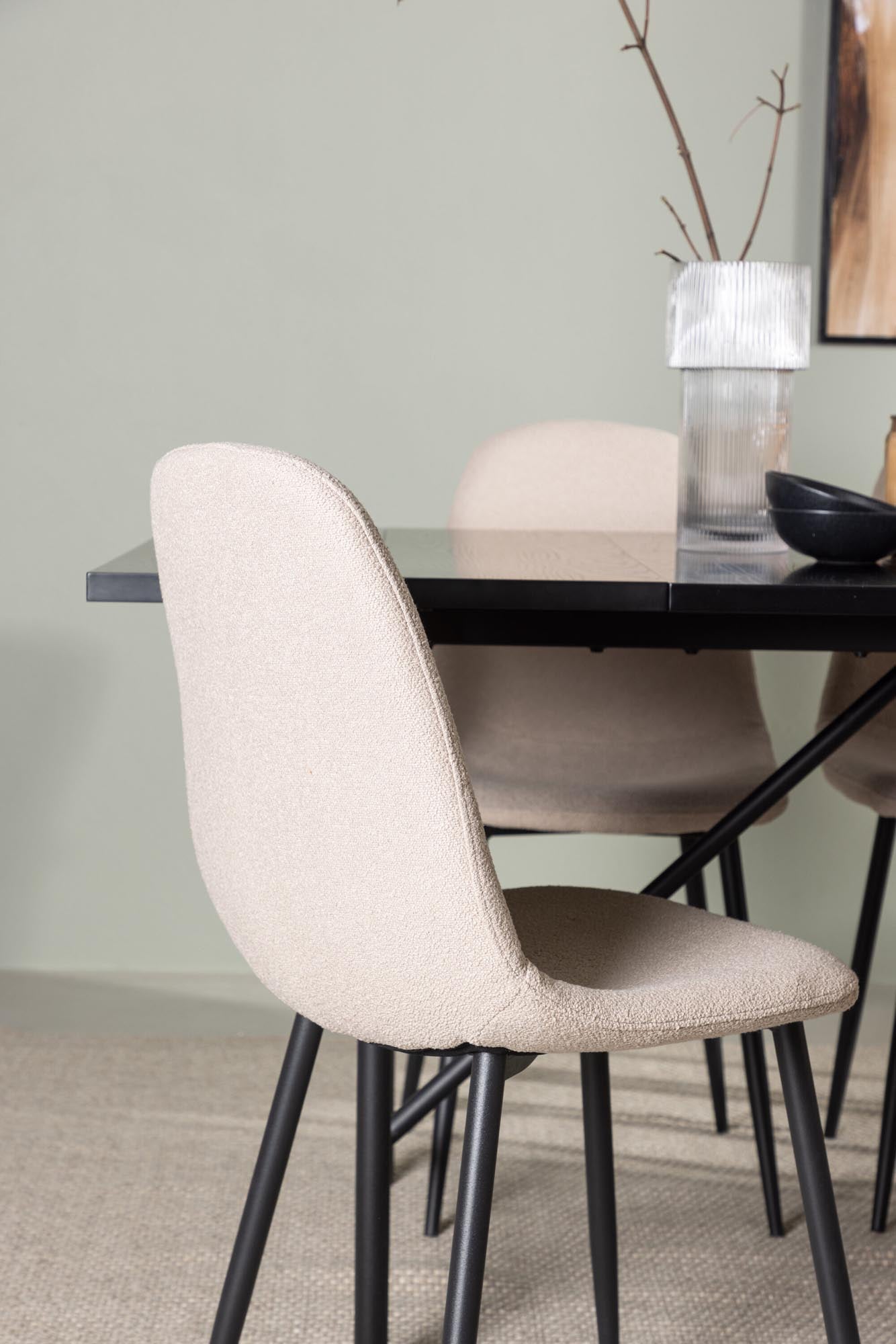 Elegantes Esszimmerset Astrid: 200cm Tisch in mattschwarz, 6 stilvolle Berit-Stühle mit Samtbezug, ideal für gesellige Abende und Familienfeiern.