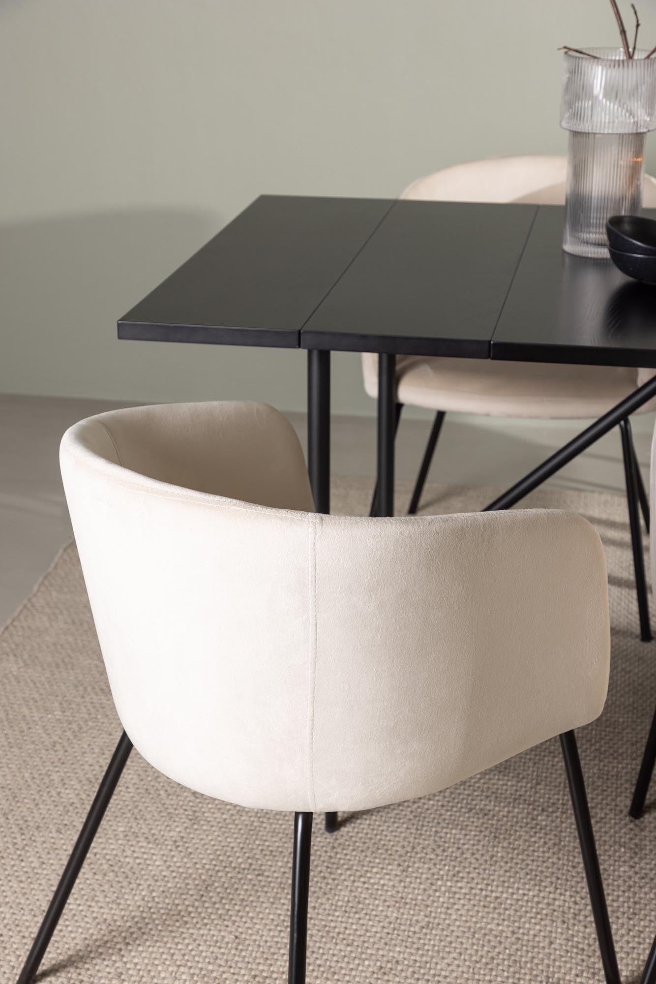 Entdecken Sie das Astrid Esszimmerset + Berit von Venture Home: Eleganz und Komfort für gesellige Abende im skandinavischen Stil.