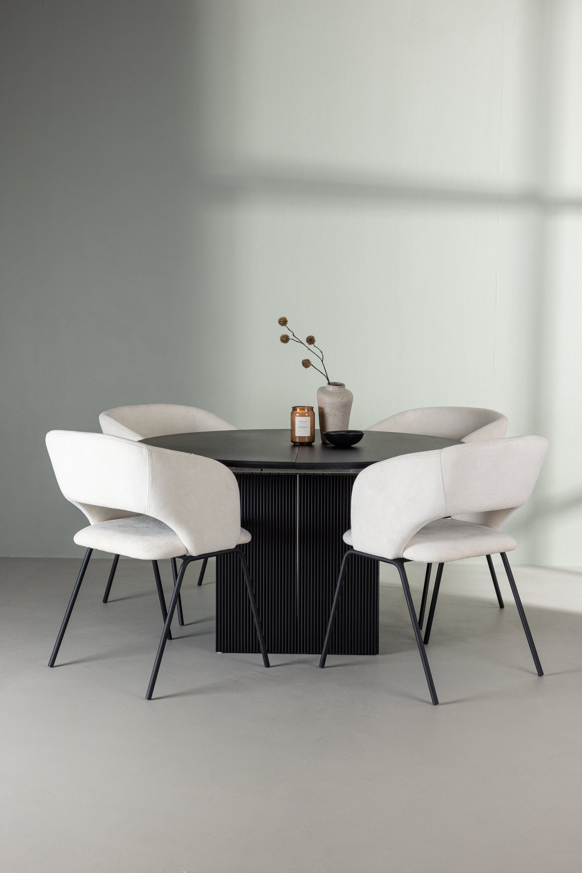 Matilda Esszimmerset + Day ⌀130cm/4St. in Schwarz, gebrochenes Weiss präsentiert im Onlineshop von KAQTU Design AG. Esszimmerset ist von Venture Home