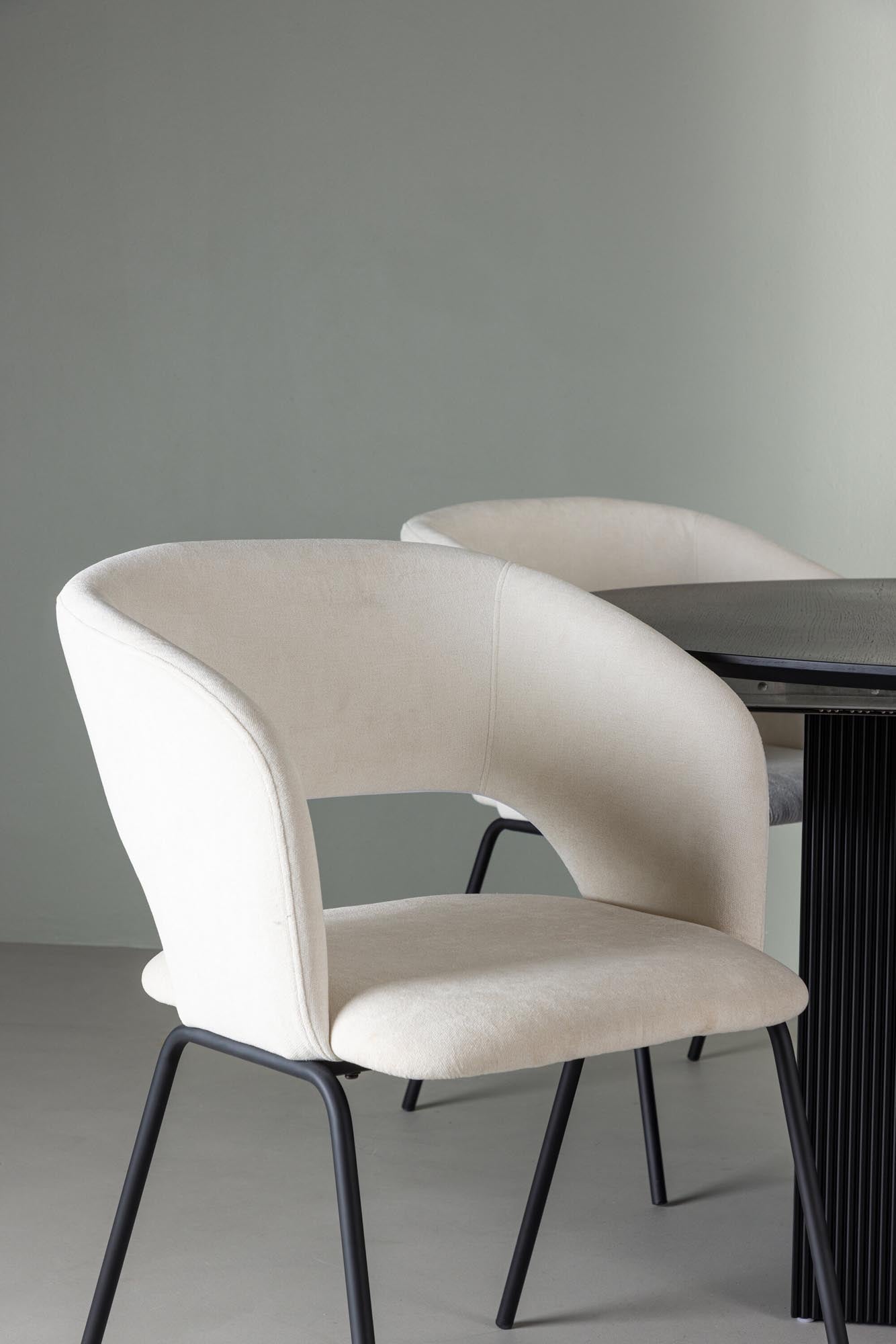 Stilvolles Matilda Esszimmerset mit runder Tischplatte und bequemen Stühlen. Ideal für festliche Anlässe und gemütliche Familienessen.