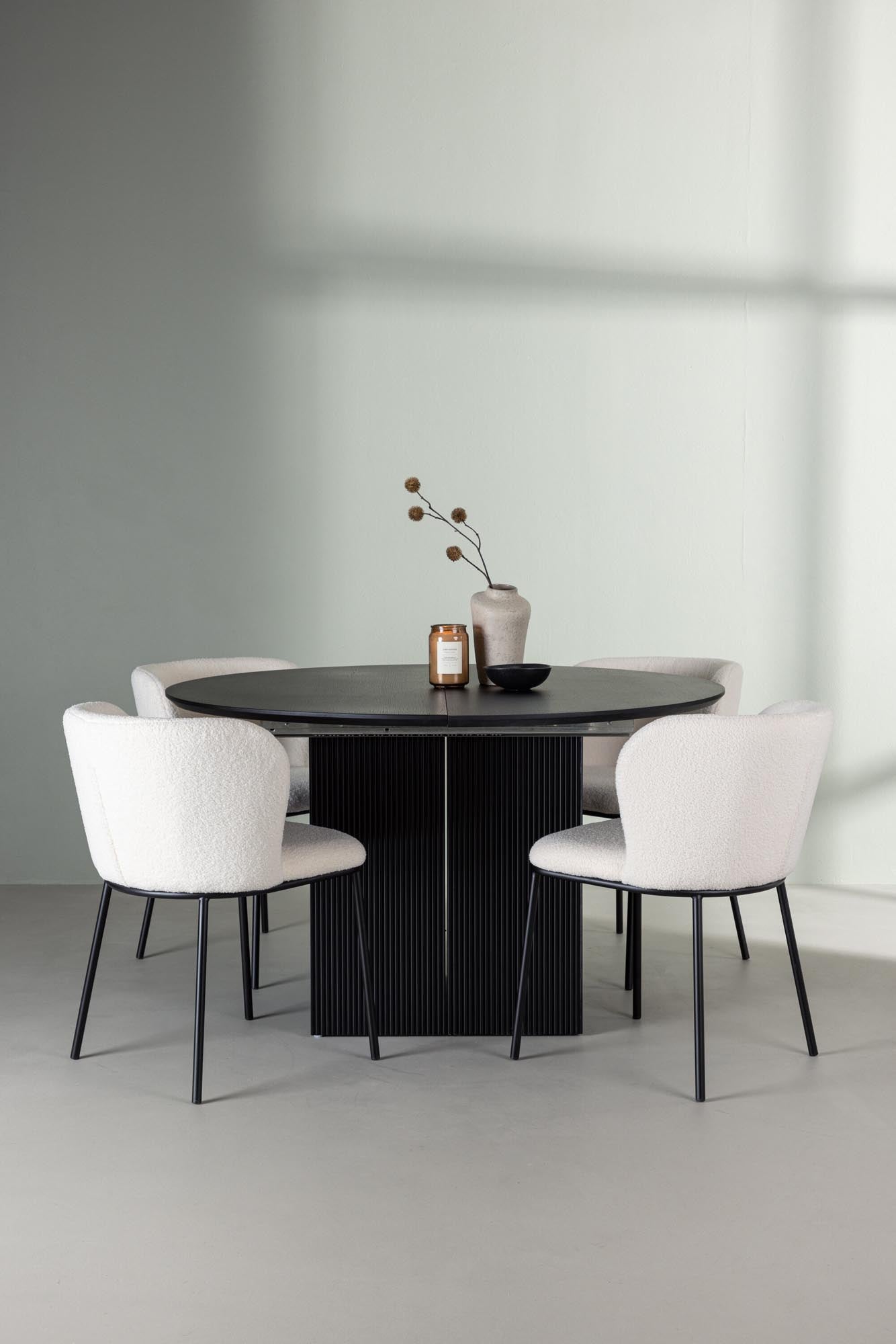 Erleben Sie das Matilda Esszimmerset + Edina von Venture Home: Ein eleganter runder Tisch und stilvolle Bouclé-Stühle für unvergessliche Essmomente.