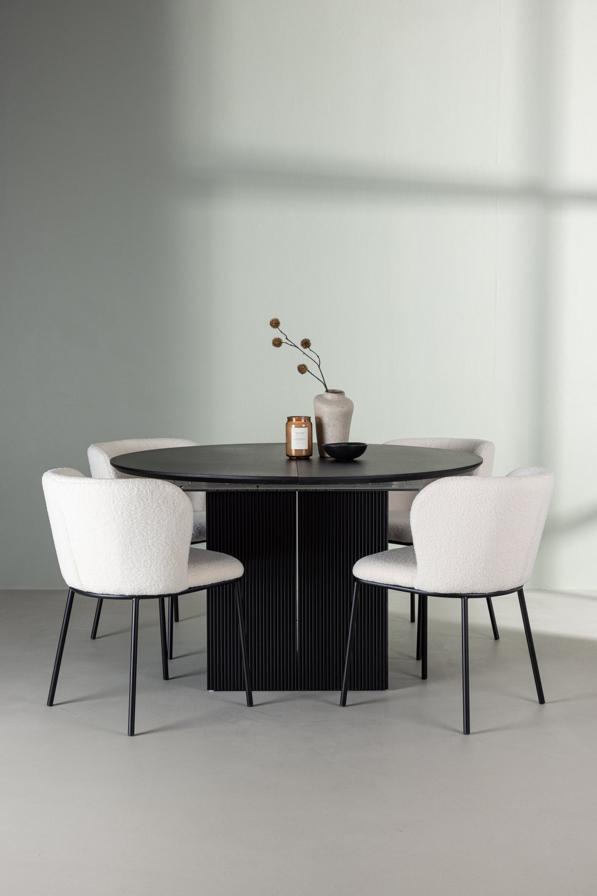 Matilda Esszimmerset + Edina ⌀130cm/4St. in Schwarz-Weiss präsentiert im Onlineshop von KAQTU Design AG. Esszimmerset ist von Venture Home