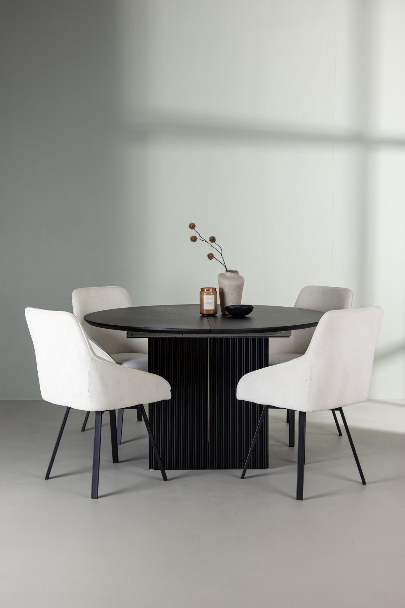 Erleben Sie das Matilda Esszimmerset + Rosie von Venture Home: Ausziehbarer Esstisch, stilvolle Stühle, perfekter Komfort für gesellige Abende.