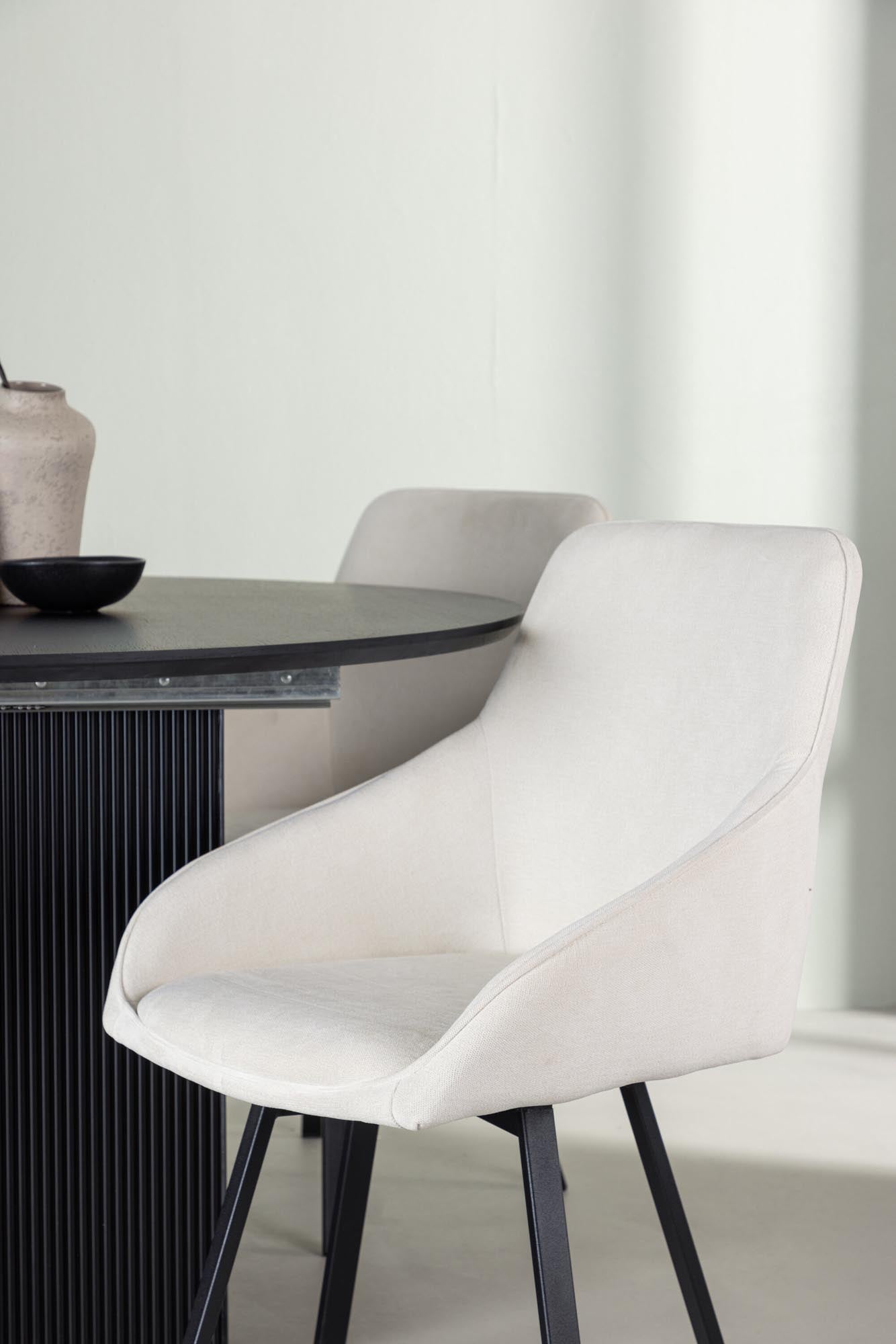 Entdecken Sie das Matilda Esszimmerset + Rosie von Venture Home: Moderner, ausziehbarer Tisch und elegante Stühle für stilvolle Esszimmermomente.