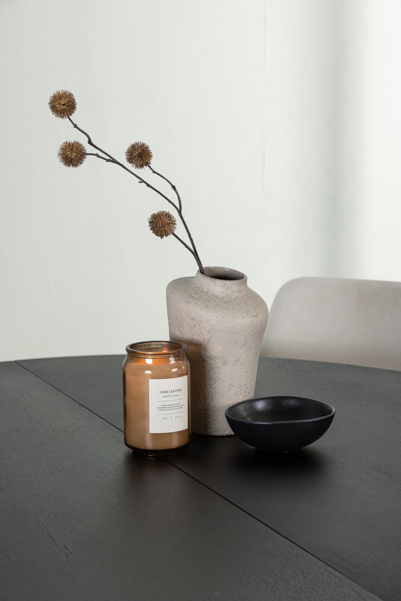 Erleben Sie das Matilda Esszimmerset + Rosie von Venture Home: Ein eleganter, flexibler Esstisch und skandinavische Stühle für gemütliche Abende.