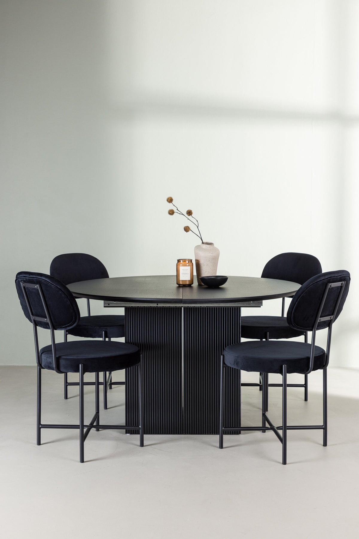 Matilda Esszimmerset + Stella ⌀130cm/4St. in Schwarz präsentiert im Onlineshop von KAQTU Design AG. Esszimmerset ist von Venture Home