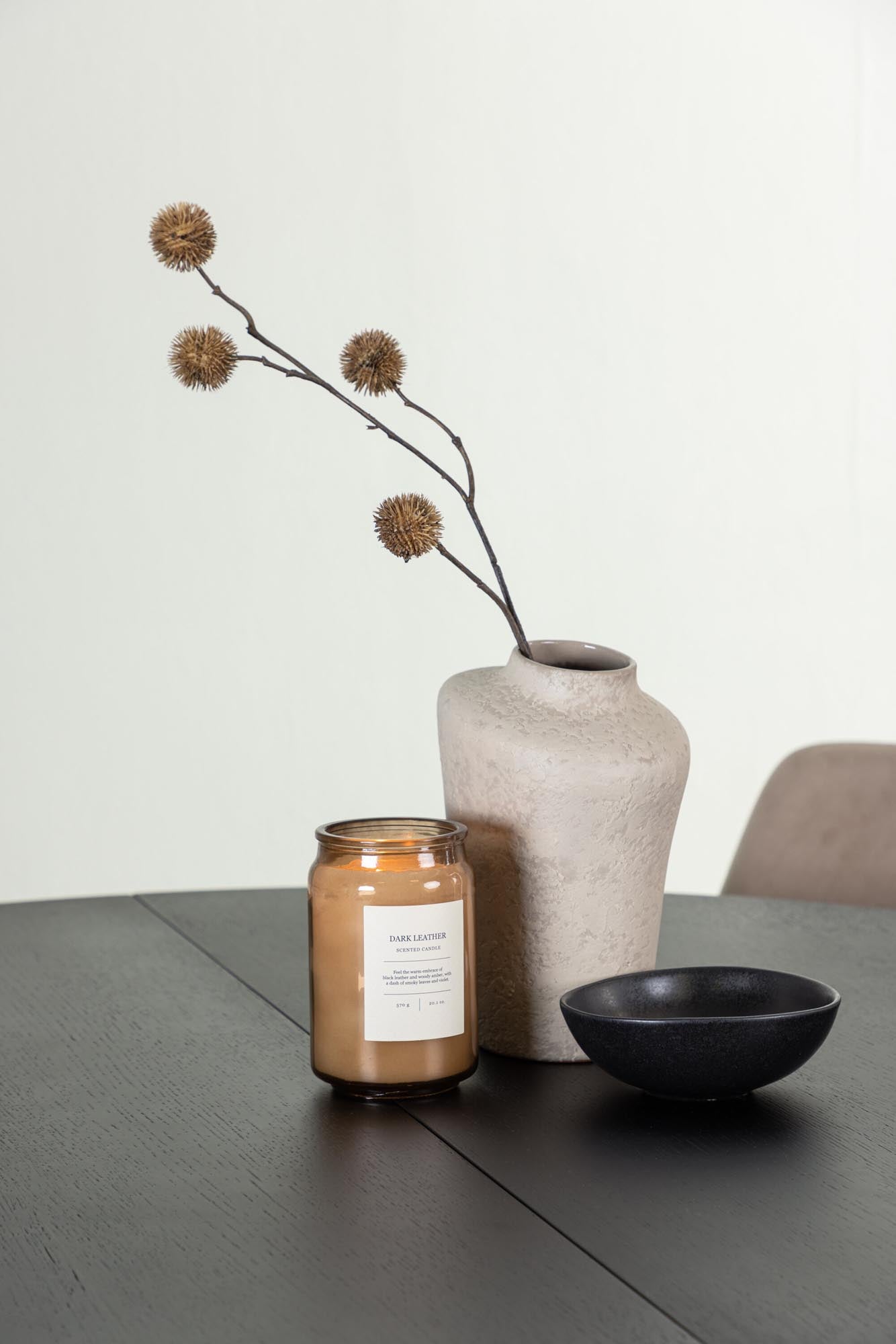 Stilvolles Matilda Esszimmerset mit ausziehbarem Tisch (130cm) und 4 gepolsterten Samtstühlen. Perfekt für gesellige Anlässe und elegantes Wohnen.