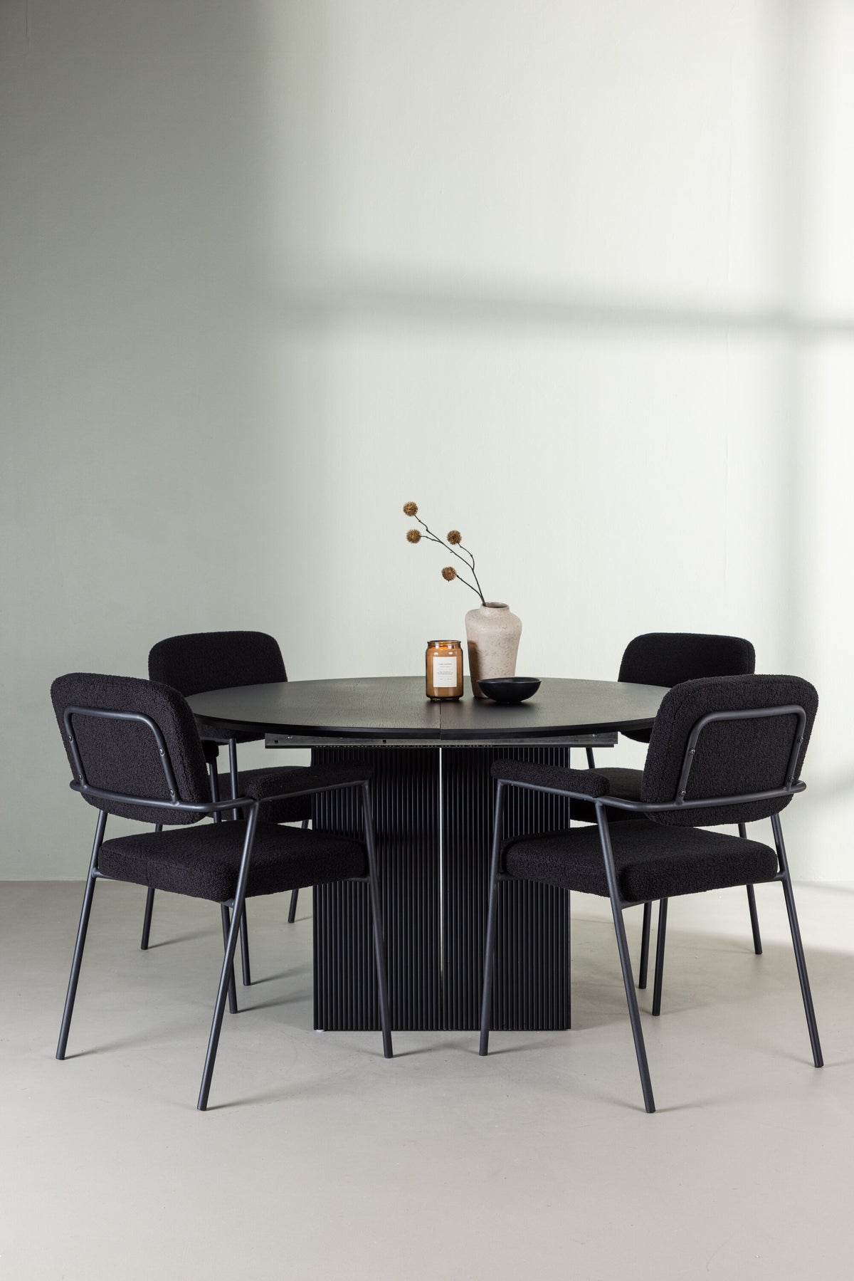 Matilda Esszimmerset + Yesterday ⌀130cm/4St. in Schwarz präsentiert im Onlineshop von KAQTU Design AG. Esszimmerset ist von Venture Home