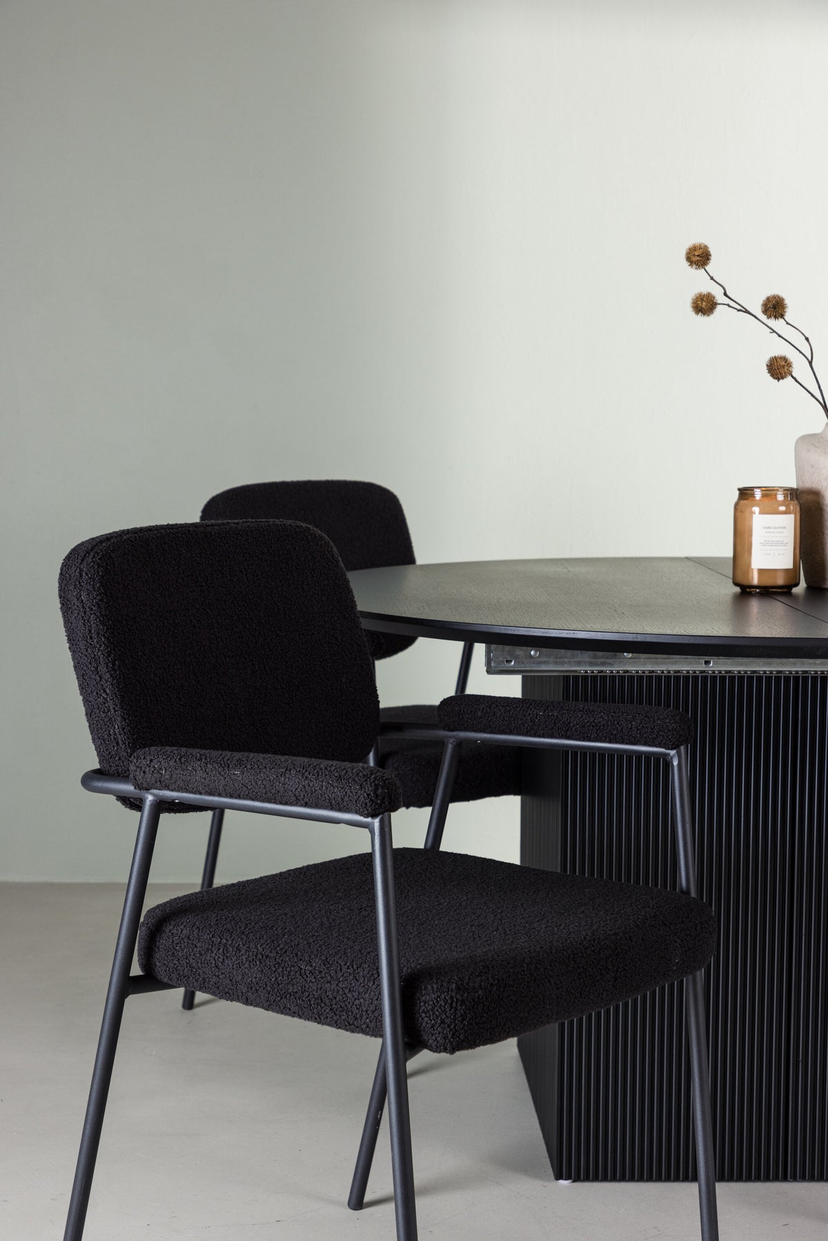 Matilda Esszimmerset + Yesterday ⌀130cm/4St. in Schwarz präsentiert im Onlineshop von KAQTU Design AG. Esszimmerset ist von Venture Home