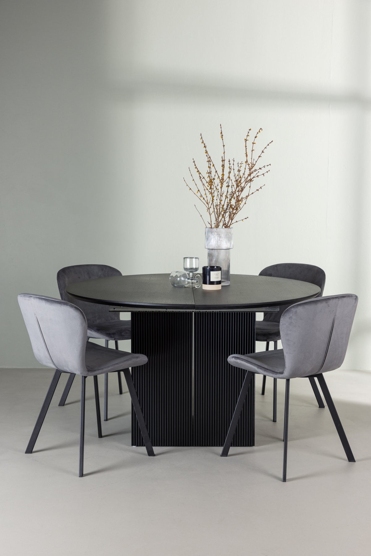 Matilda Esszimmerset + Lilja ⌀130cm/4St. in Schwarzgrau präsentiert im Onlineshop von KAQTU Design AG. Esszimmerset ist von Venture Home