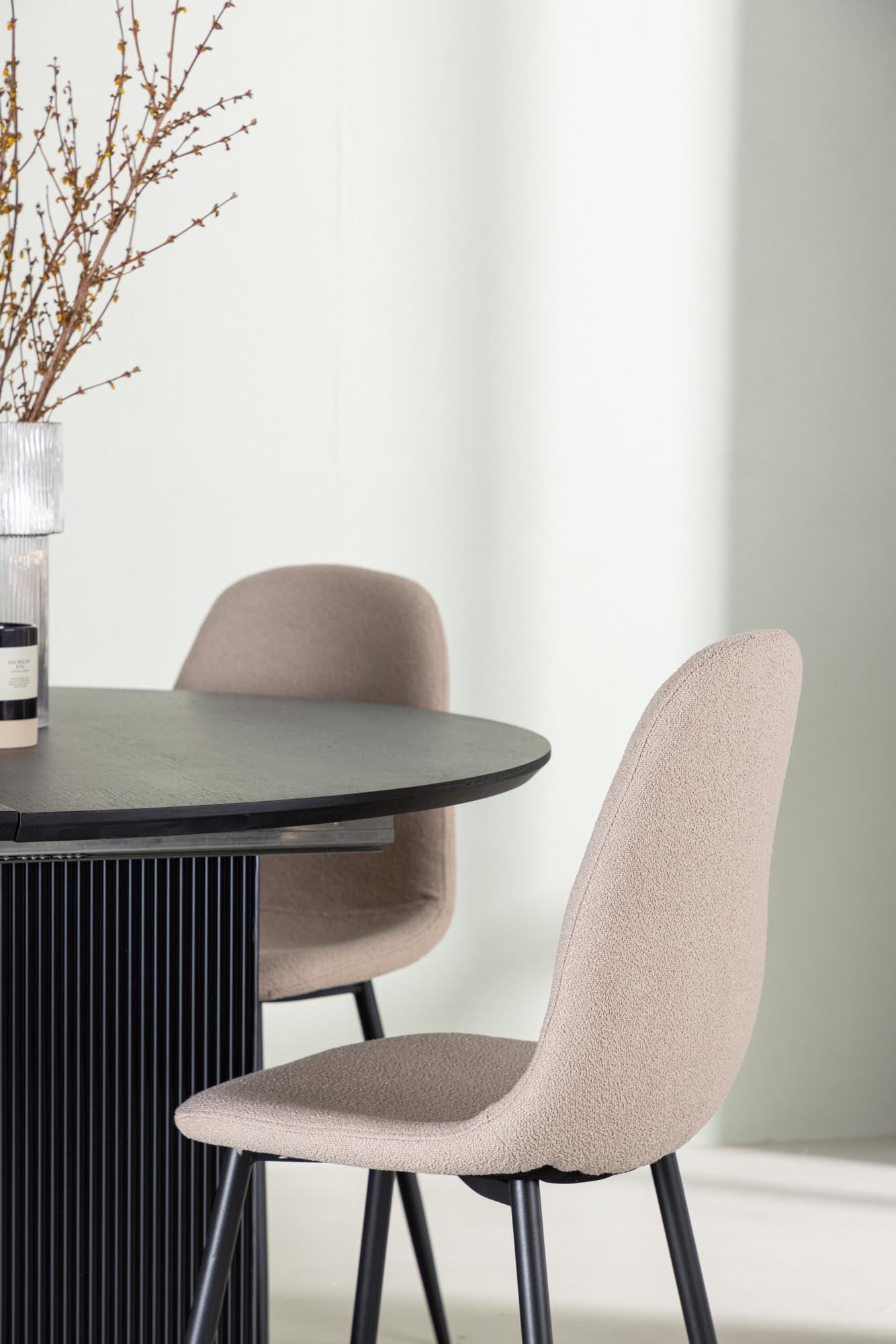 Elegantes Matilda Esszimmerset mit runden Tisch (130cm) und 4 bequemen Polar-Stühlen. Ideal für stilvolle Dinner und gesellige Runden.