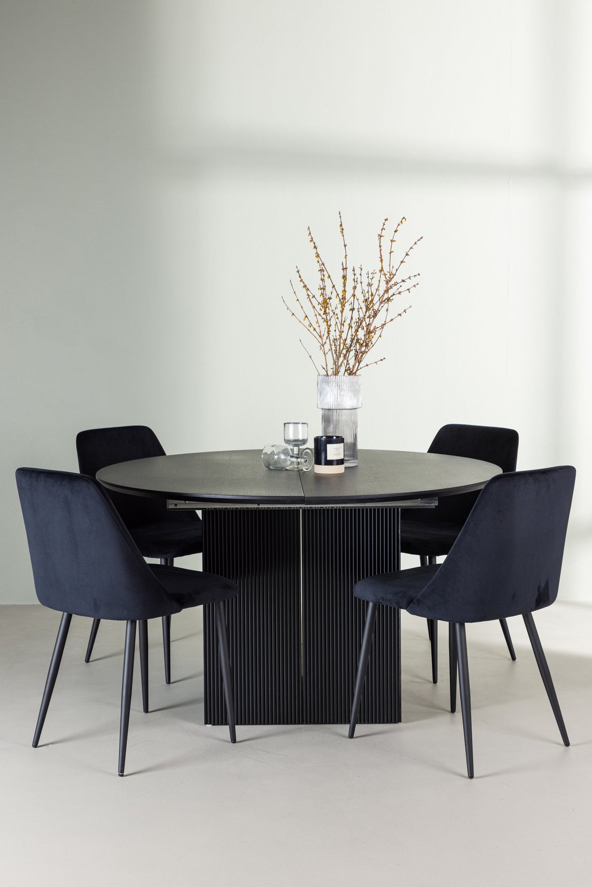 Matilda Esszimmerset + Night ⌀130cm/4St. in Schwarz präsentiert im Onlineshop von KAQTU Design AG. Esszimmerset ist von Venture Home