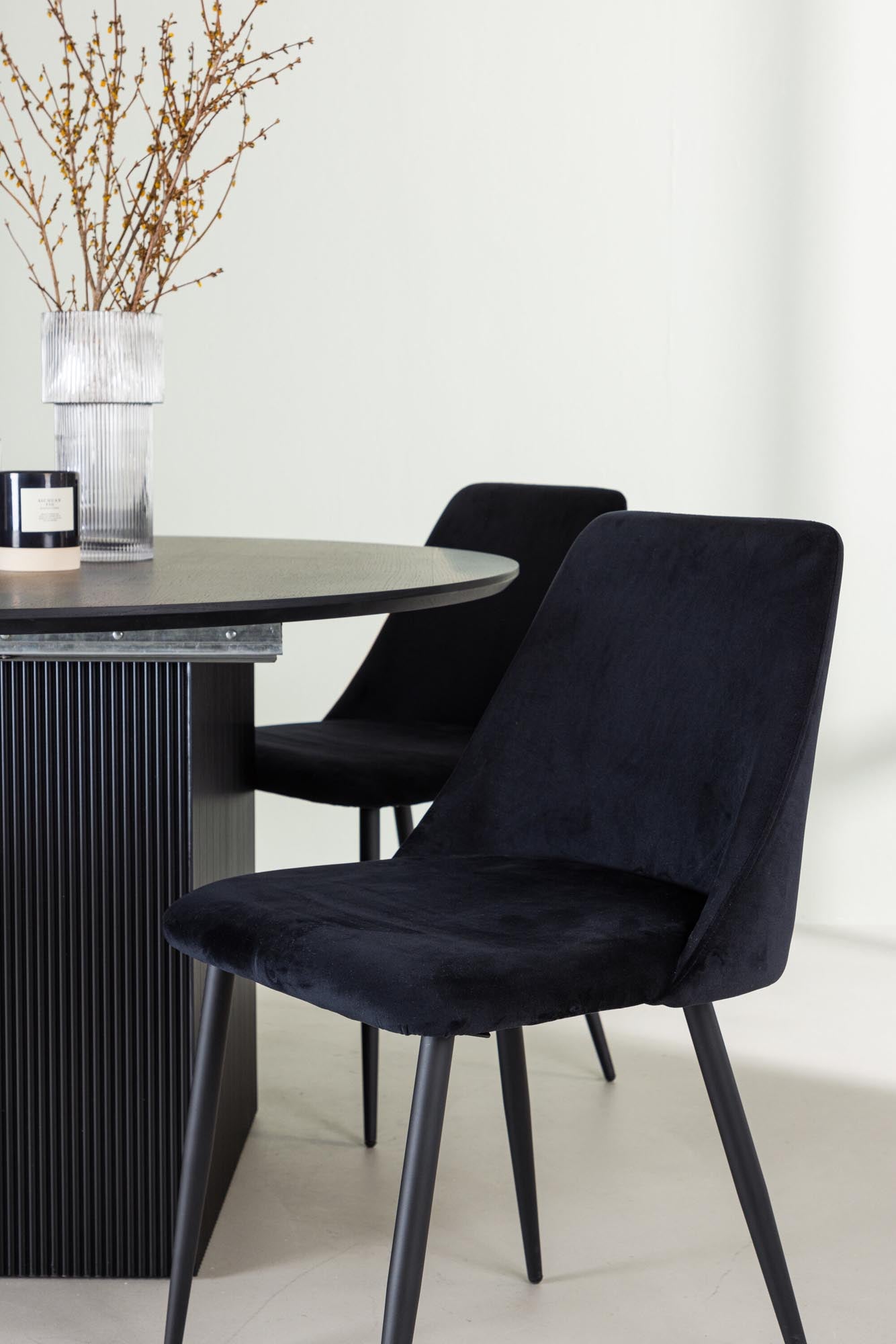 Elegantes Matilda Esszimmerset mit ausziehbarem Tisch (130cm) und 4 komfortablen Samtstühlen. Perfekt für stilvolle Esszimmer und festliche Anlässe.