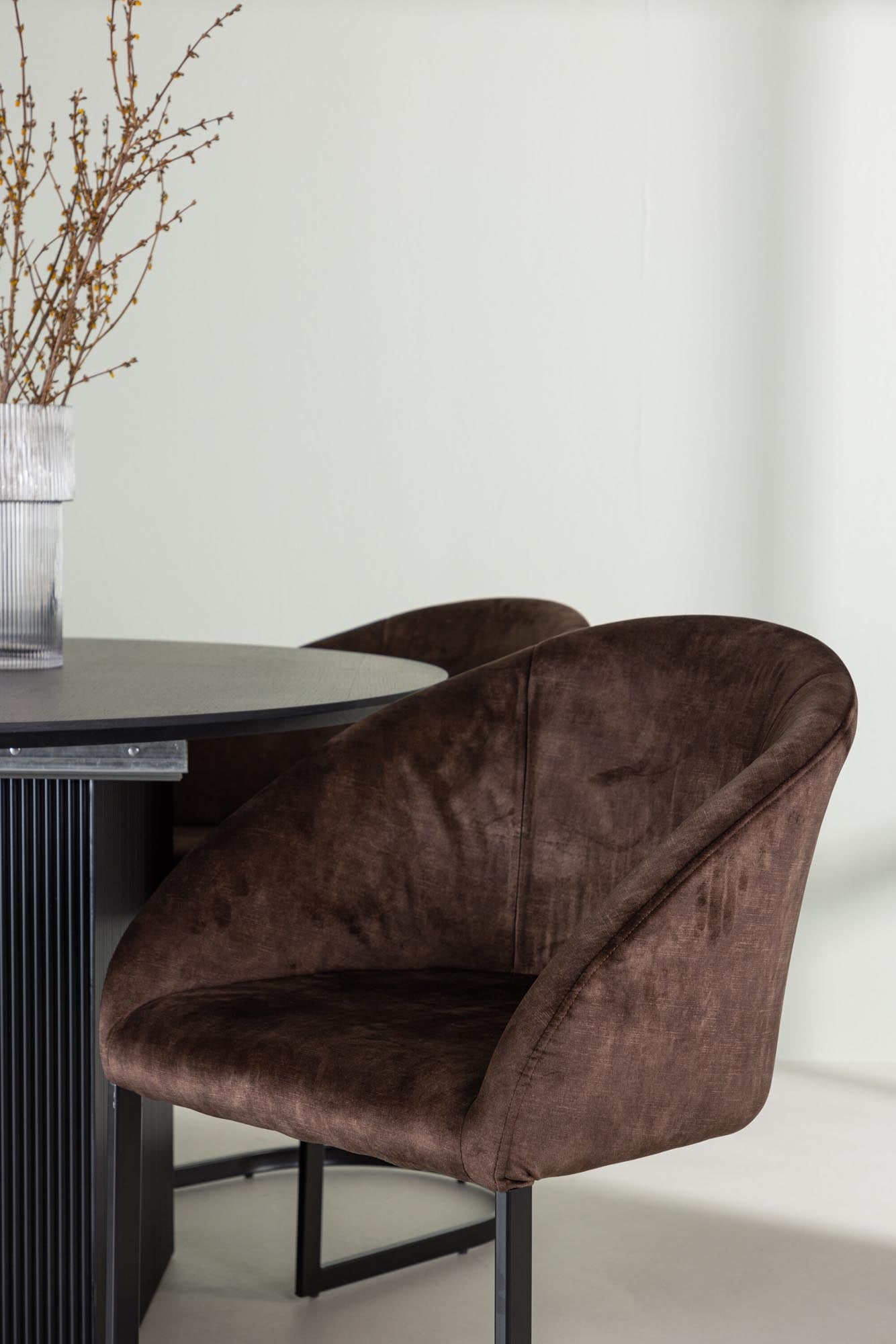 Stilvolles Matilda Esszimmerset: Ausziehbarer Tisch (130 cm) und 4 bequeme Evening-Stühle, ideal für gesellige Abende und elegantes Ambiente.