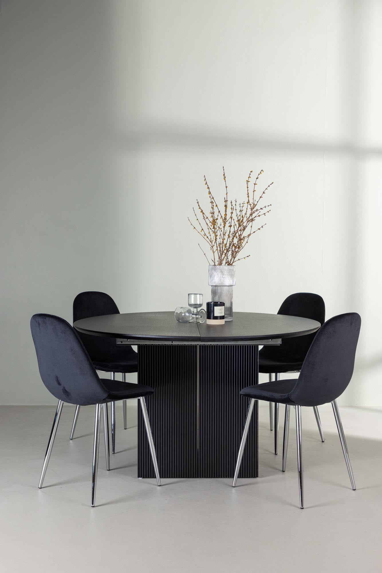 Stilvolles Matilda Esszimmerset mit runden 130 cm Tisch und 4 bequemen Polar-Stühlen. Perfekt für gesellige Abende und moderne Wohnräume.