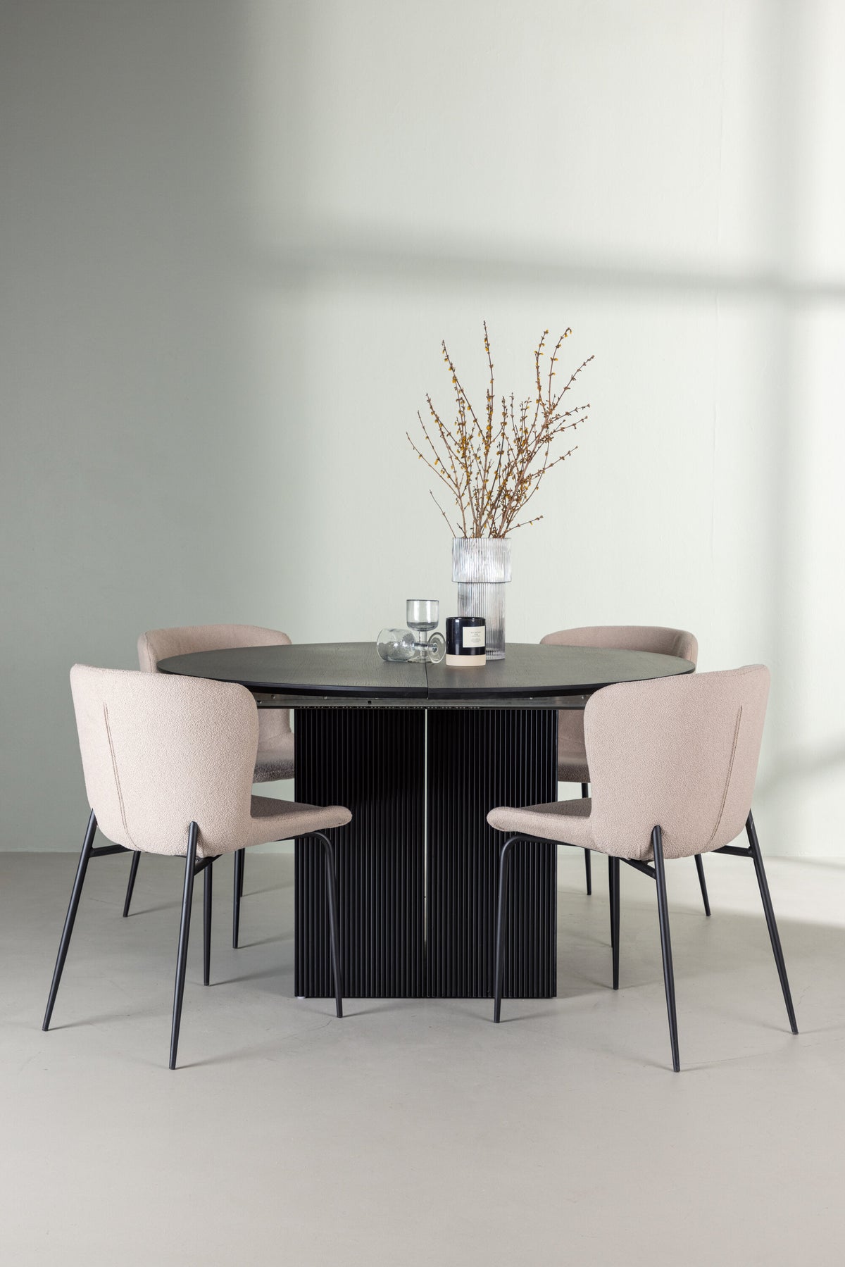 Matilda Esszimmerset + Modesto ⌀130cm/4St. in Beige, Schwarz präsentiert im Onlineshop von KAQTU Design AG. Esszimmerset ist von Venture Home