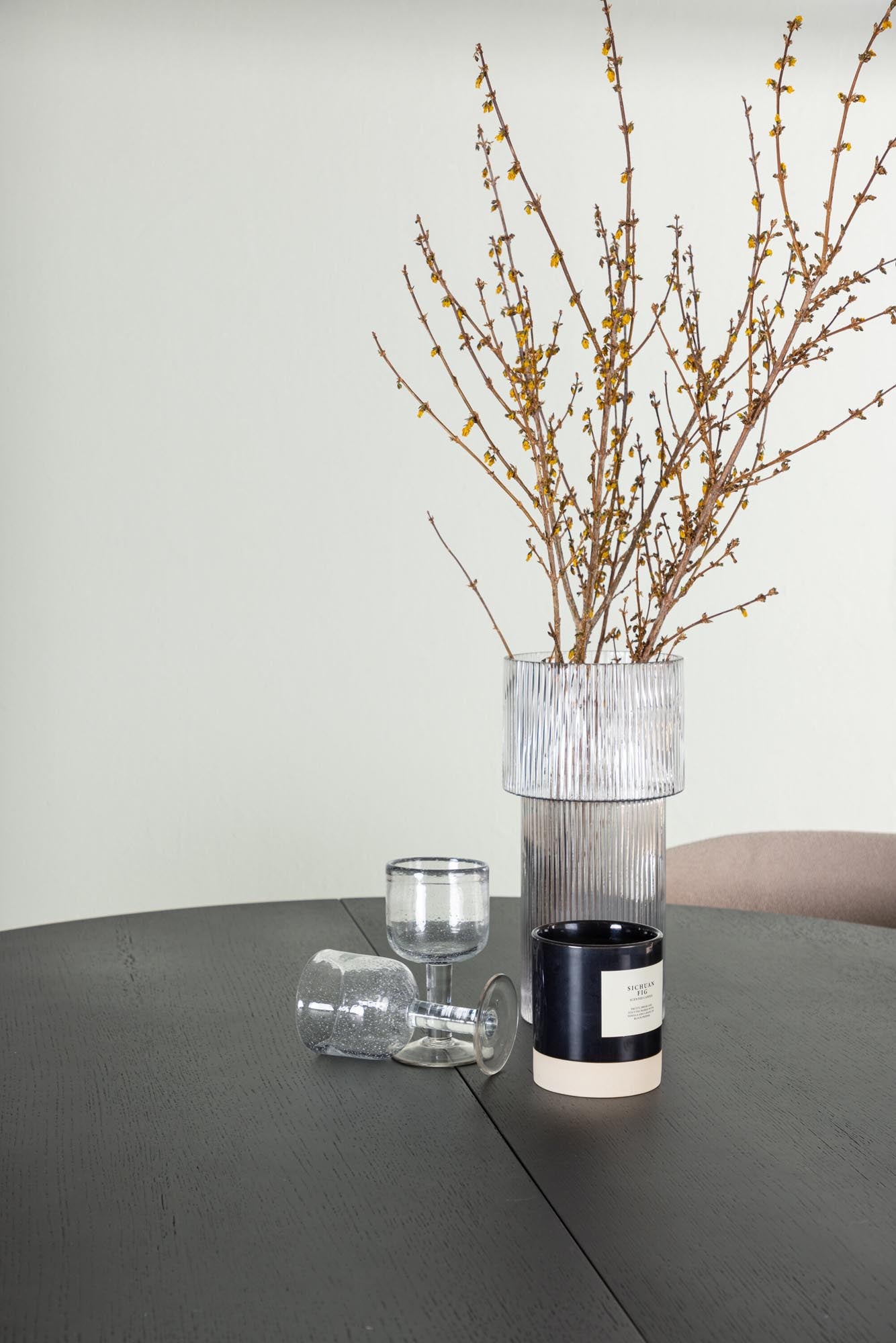 Elegantes Matilda Esszimmerset mit 130 cm Tisch und komfortablen Modesto Stühlen. Perfekt für stilvolle Esszimmer und gesellige Zusammenkünfte.