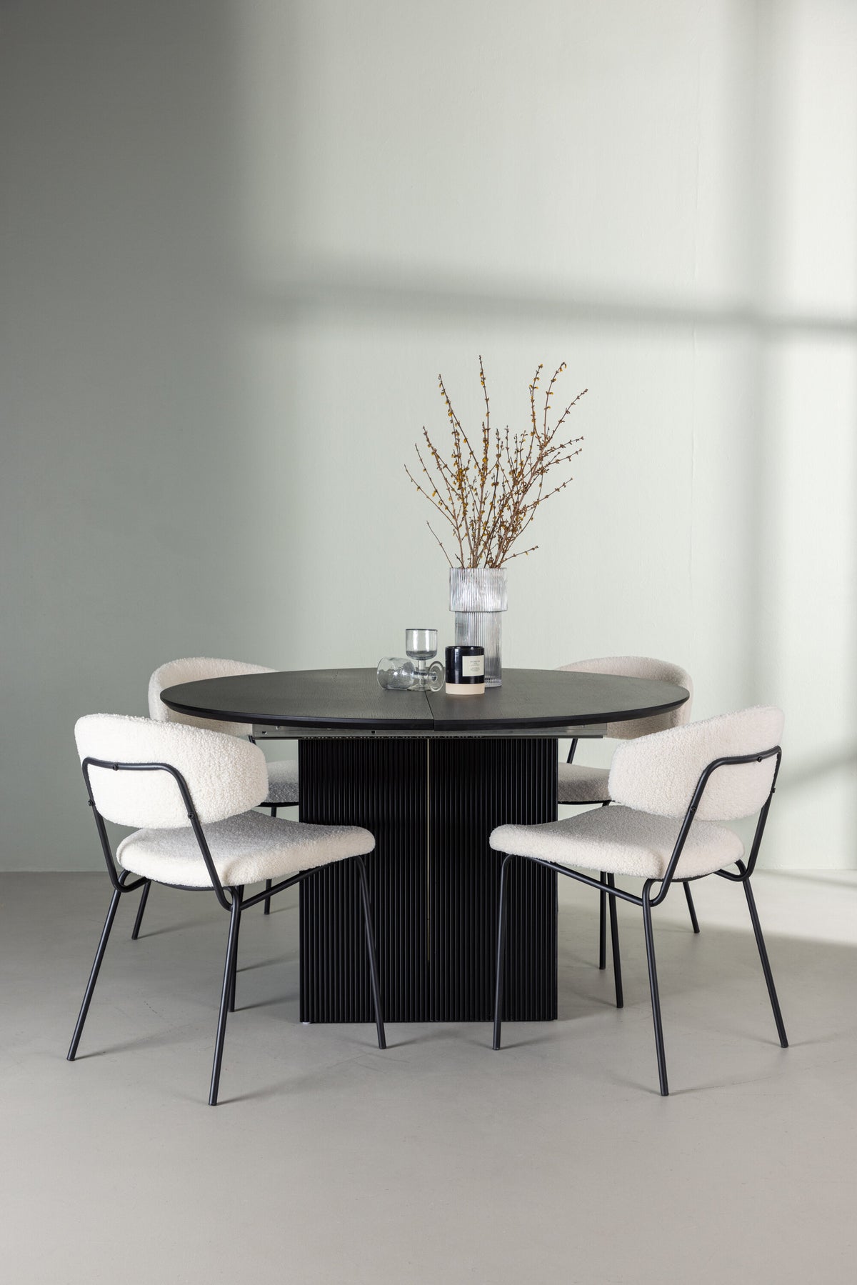 Matilda Esszimmerset + Chico ⌀130cm/4St. in Weiss präsentiert im Onlineshop von KAQTU Design AG. Esszimmerset ist von Venture Home