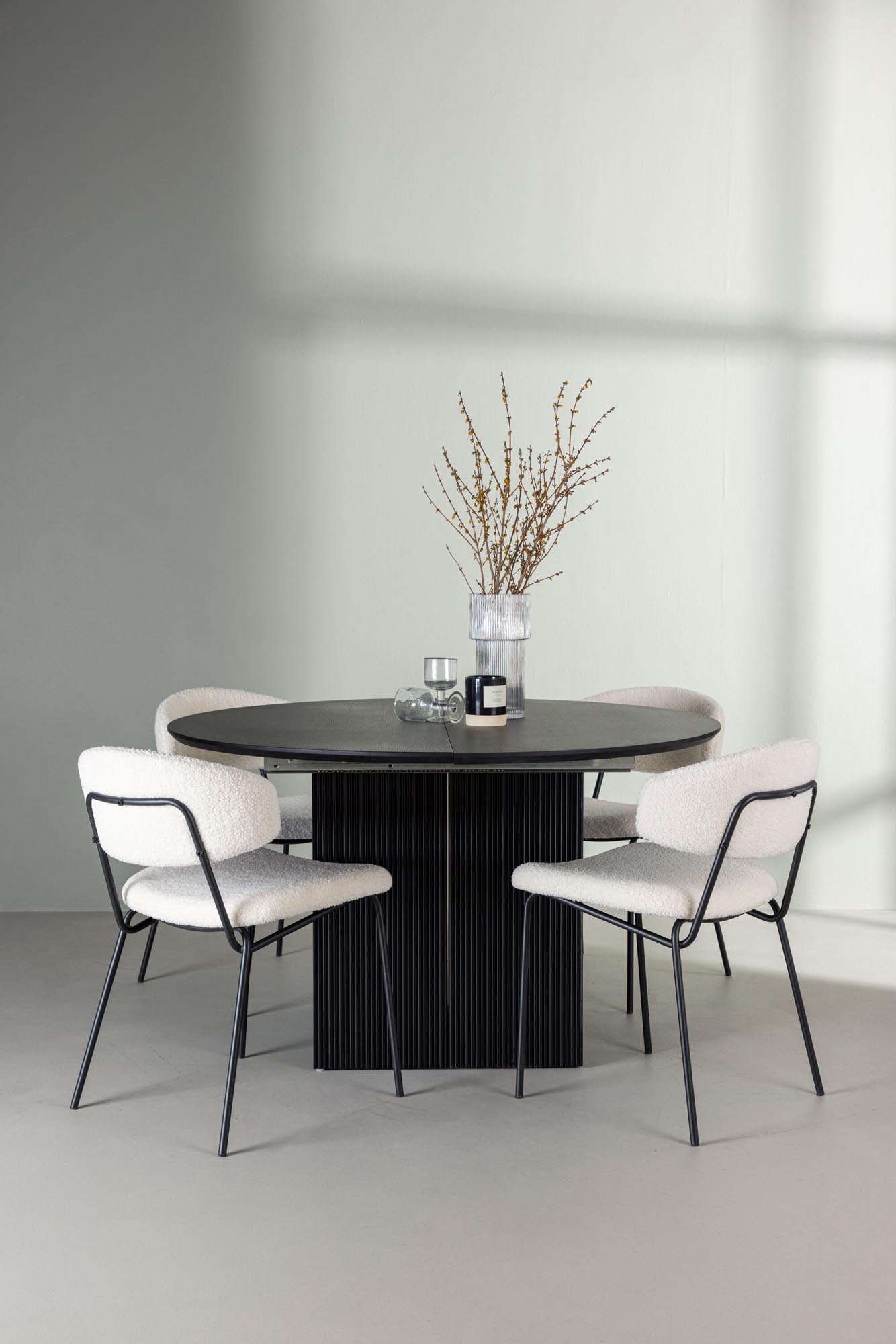 Stilvolles Esszimmerset von Venture Home: Ausziehbarer Matilda Tisch (130cm) und 4 komfortable Chico Stühle in modernem Design.