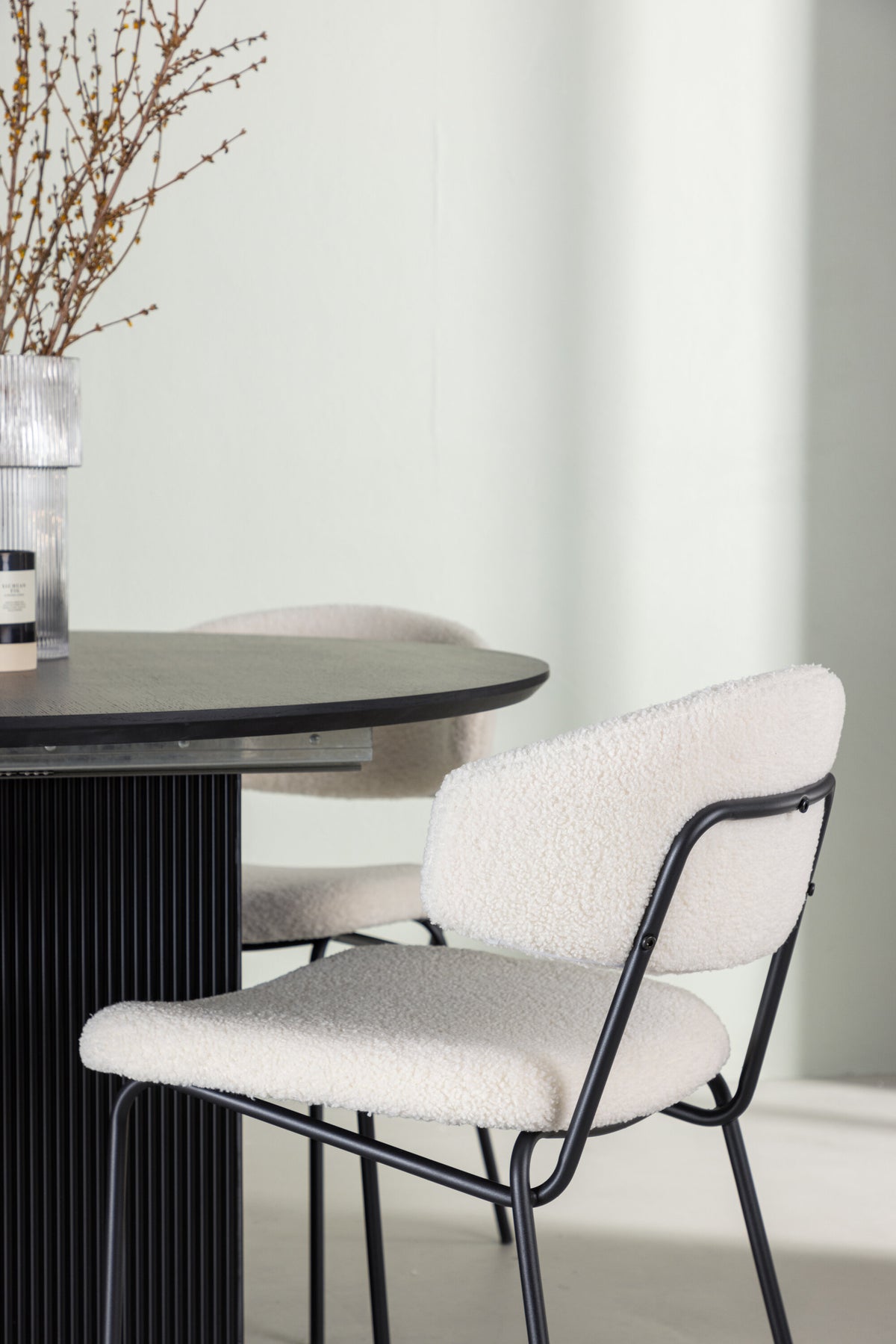 Matilda Esszimmerset + Chico ⌀130cm/4St. in Weiss präsentiert im Onlineshop von KAQTU Design AG. Esszimmerset ist von Venture Home