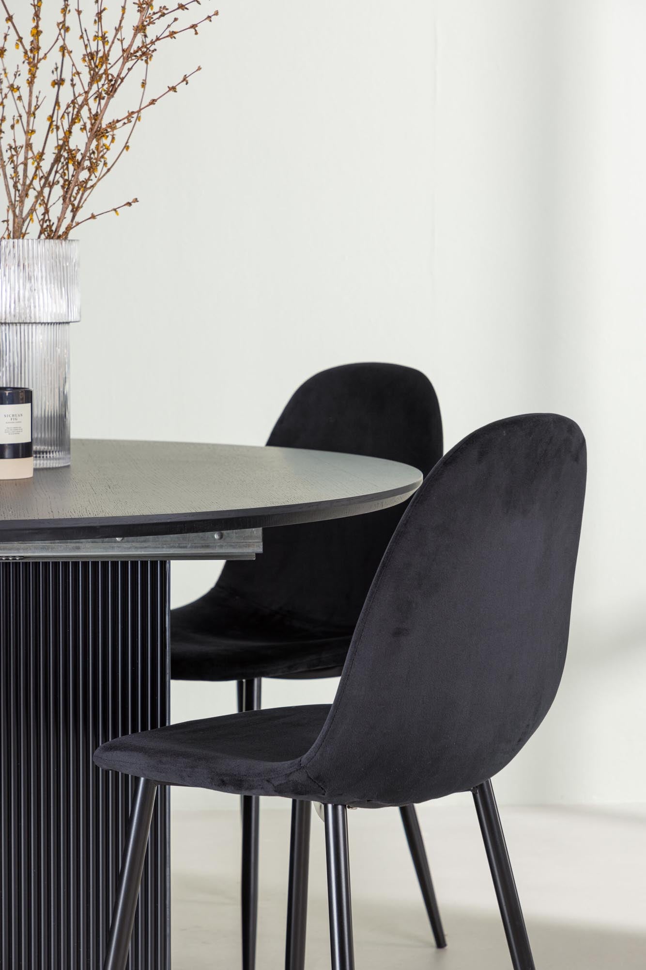 Elegantes Matilda Esszimmerset mit runden 130 cm Tisch und 4 stilvollen Polar-Stühlen. Ideal für gesellige Abende und moderne Wohnräume.