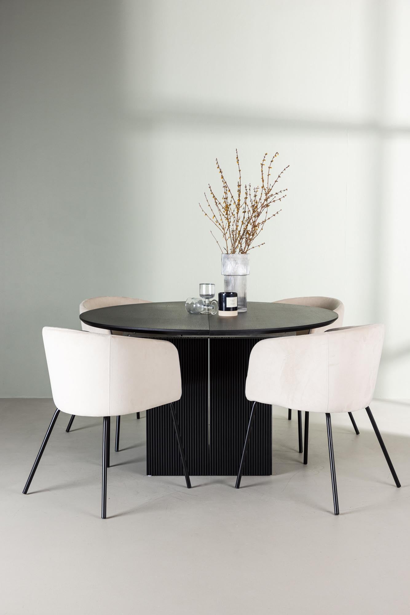 Stilvolles Matilda Esszimmerset: Rund, ausziehbar, mit luxuriösen Samtstühlen. Perfekt für gesellige Abende und skandinavisches Flair.