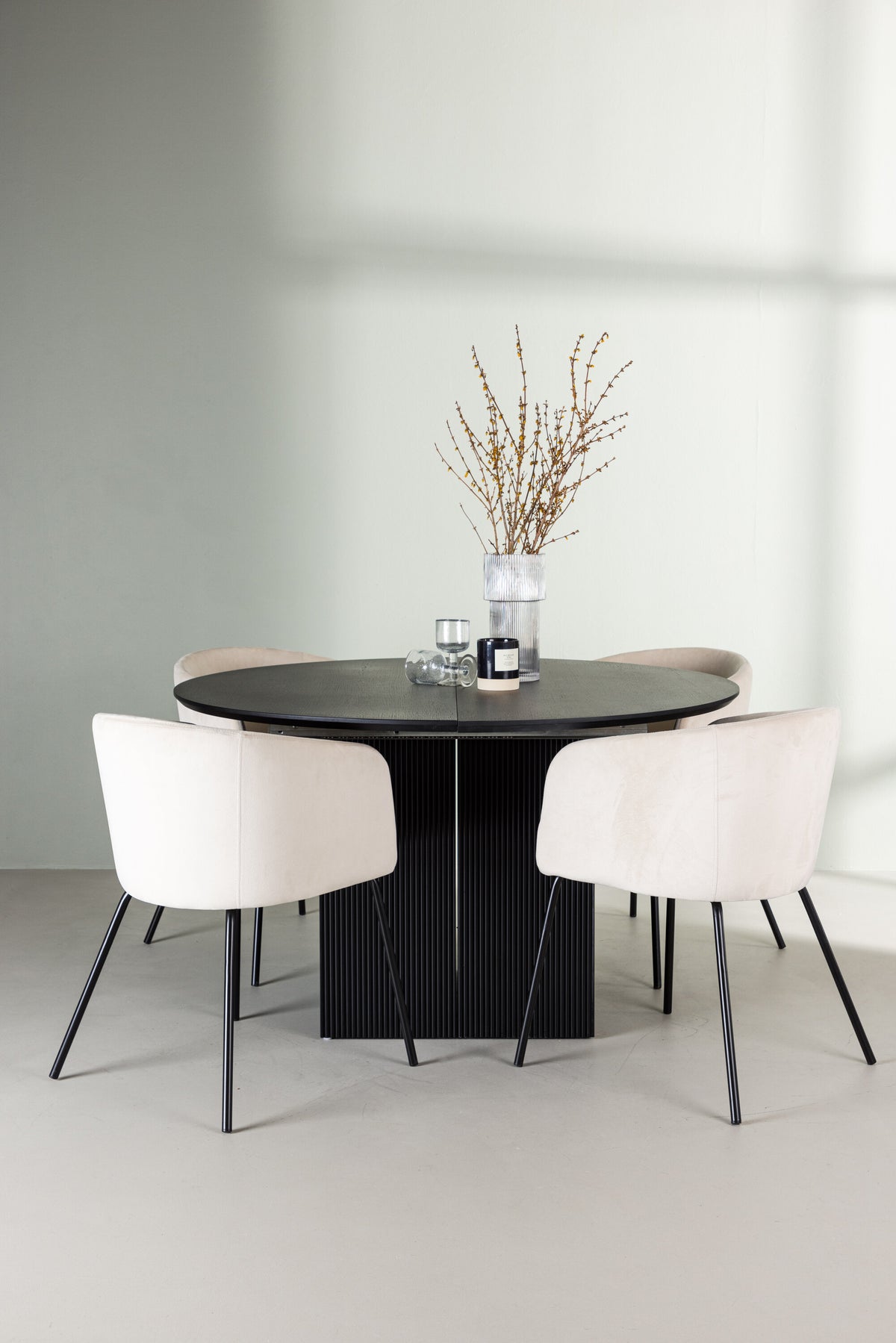 Matilda Esszimmerset + Berit ⌀130cm/4St. in Beige, Schwarz präsentiert im Onlineshop von KAQTU Design AG. Esszimmerset ist von Venture Home