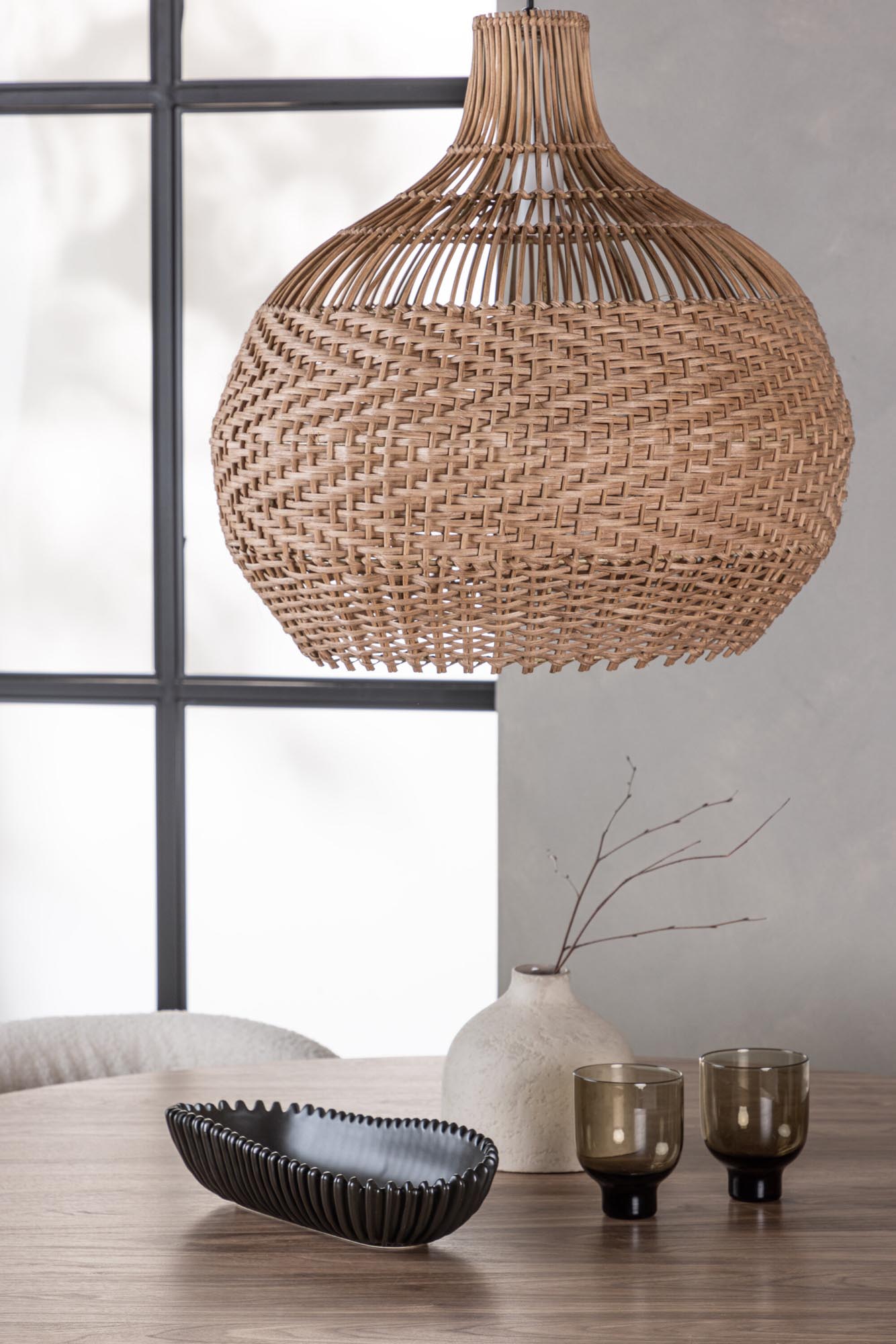 Elegantes Esszimmerset Lanzo + Edina mit runden Tisch und bequemen Stühlen für gesellige Momente und zeitloses Design.