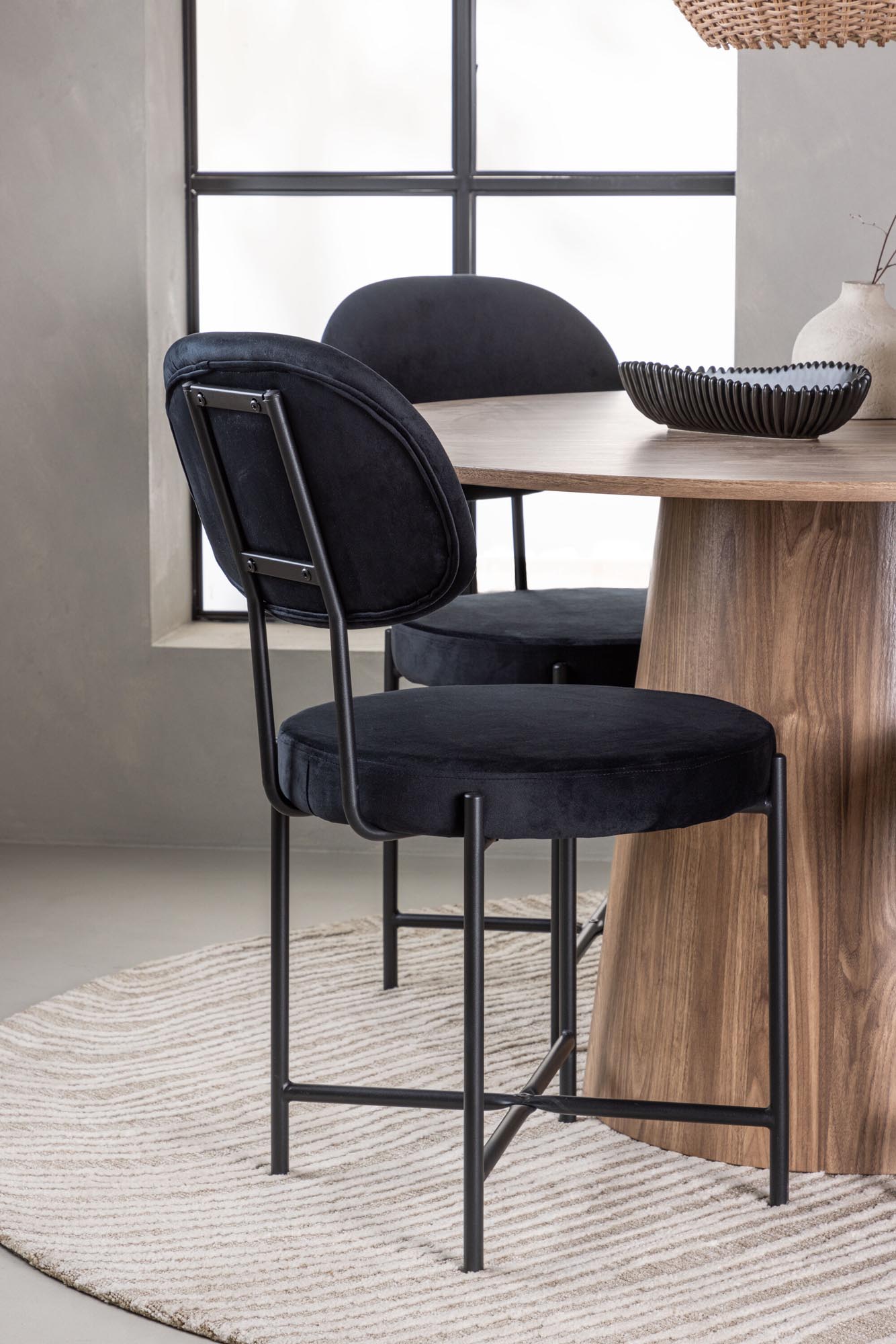 Stilvolles Lanzo Esszimmerset mit runden Formen und skandinavischen Stühlen. Ideal für gesellige Abende und unvergessliche Mahlzeiten.