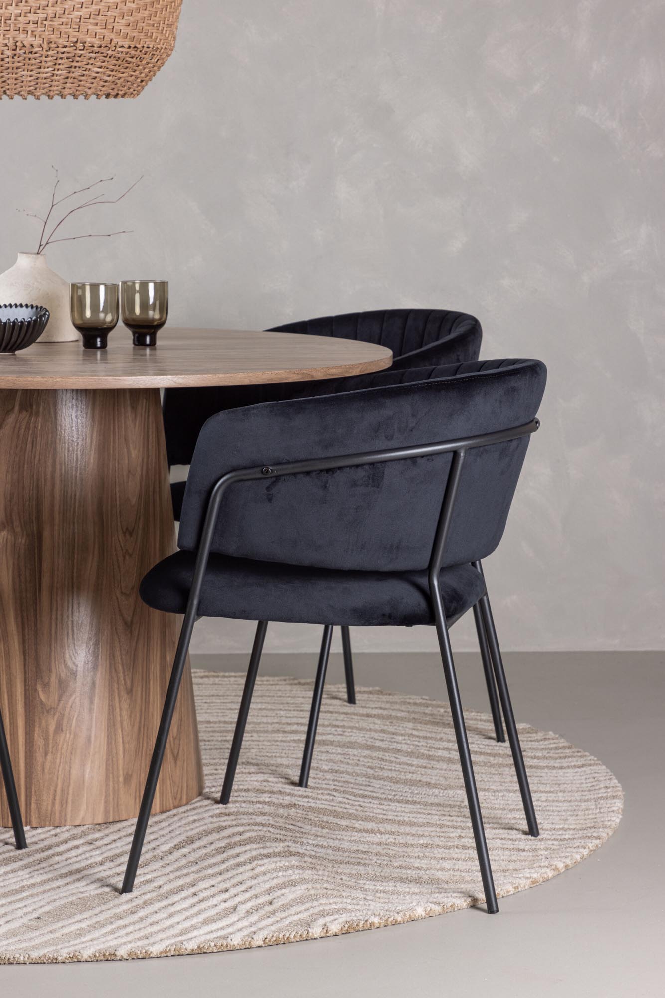 Elegantes Esszimmerset mit 120 cm rundem Tisch und komfortablen Samtstühlen für einladende Dinner und festliche Anlässe.