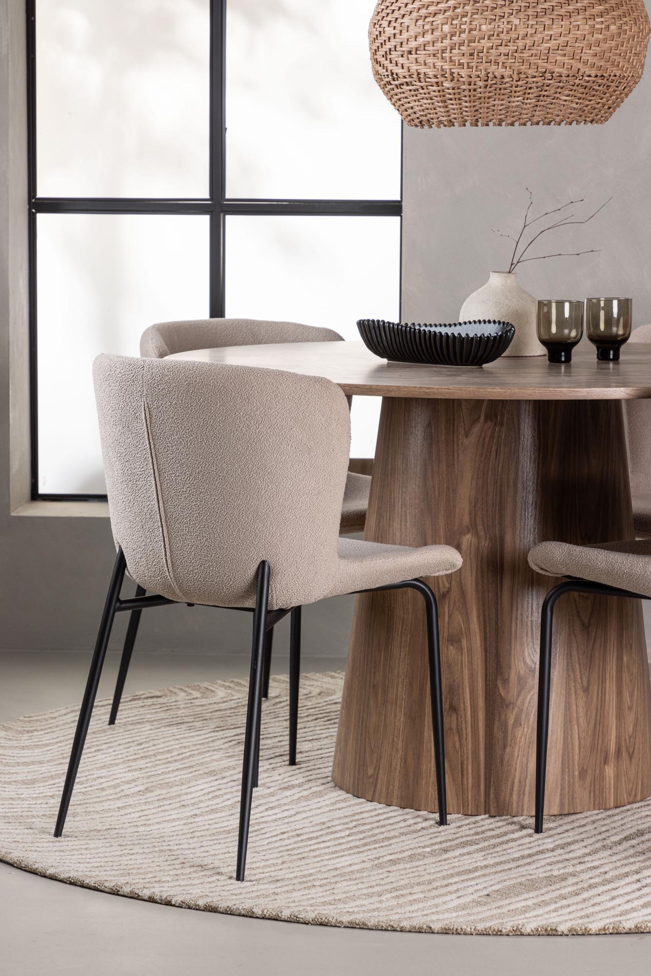 Gestalten Sie Ihr Esszimmer mit dem eleganten Lanzo Esszimmerset + Modesto. Der runde Tisch (120 cm) und 4 stilvolle Stühle bieten Komfort und modernes Design.