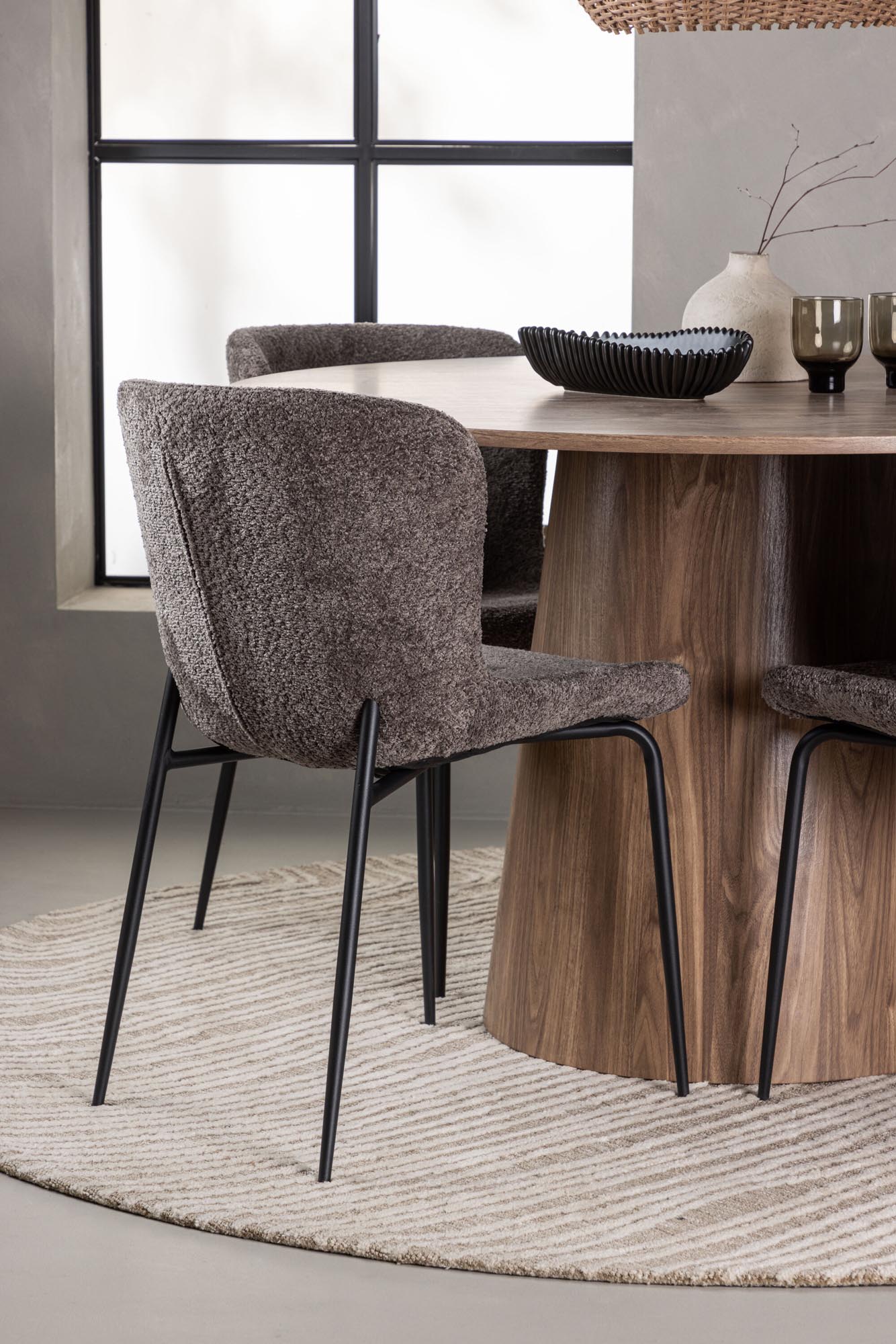 Elegantes Esszimmerset Lanzo + Modesto: Moderner Tisch und bequeme Stühle für gesellige Abende und stilvolle Anlässe.